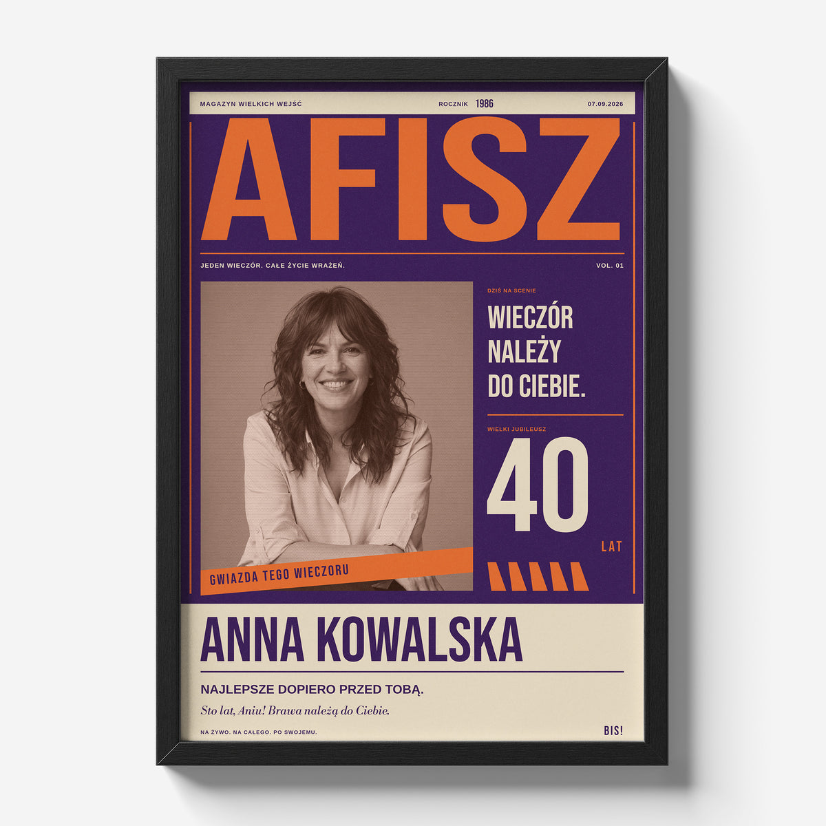 Personalizowany plakat AFISZ w czarnej ramce 21×30 na jasnym tle, fioletowo-pomarańczowa okładka urodzinowa z portretem | C-PL-COVMAG-8-2130-NF