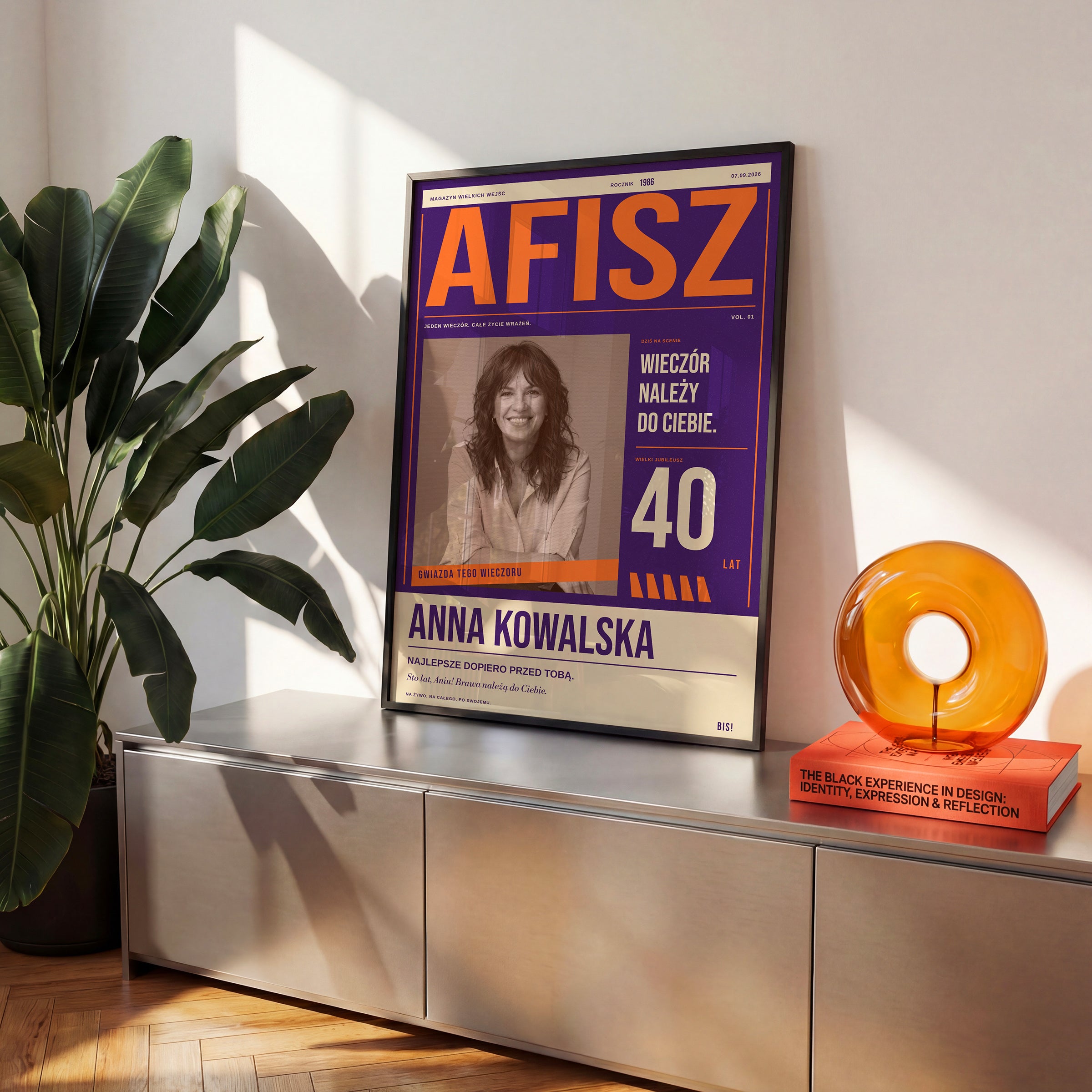 Plakat AFISZ w czarnej ramce na komodzie, okładka w klimacie estrady retro z dużym tytułem i własnym imieniem | C-PL-COVMAG-8-2130-NF