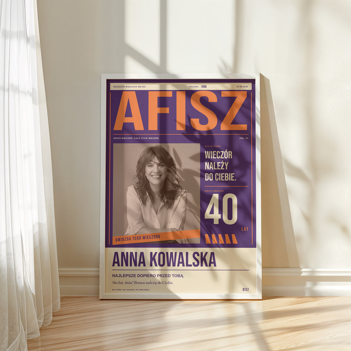Personalizowany AFISZ w białej ramce przy oknie, jubileuszowy portret z rastrem i wiekiem solenizantki | C-PL-COVMAG-8-2130-NF