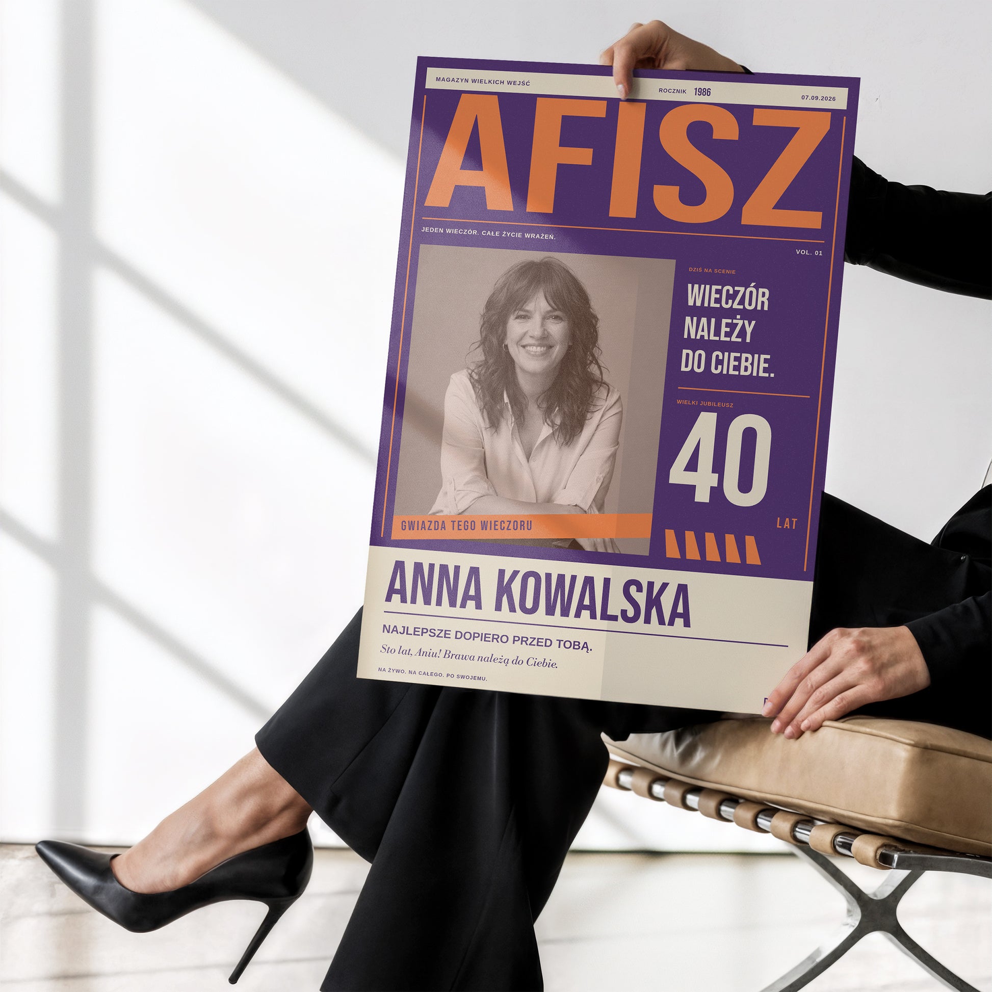 Plakat urodzinowy AFISZ bez ramki trzymany w dłoniach, fiolet, pomarańcz i kremowa typografia retro | C-PL-COVMAG-8-2130-NF