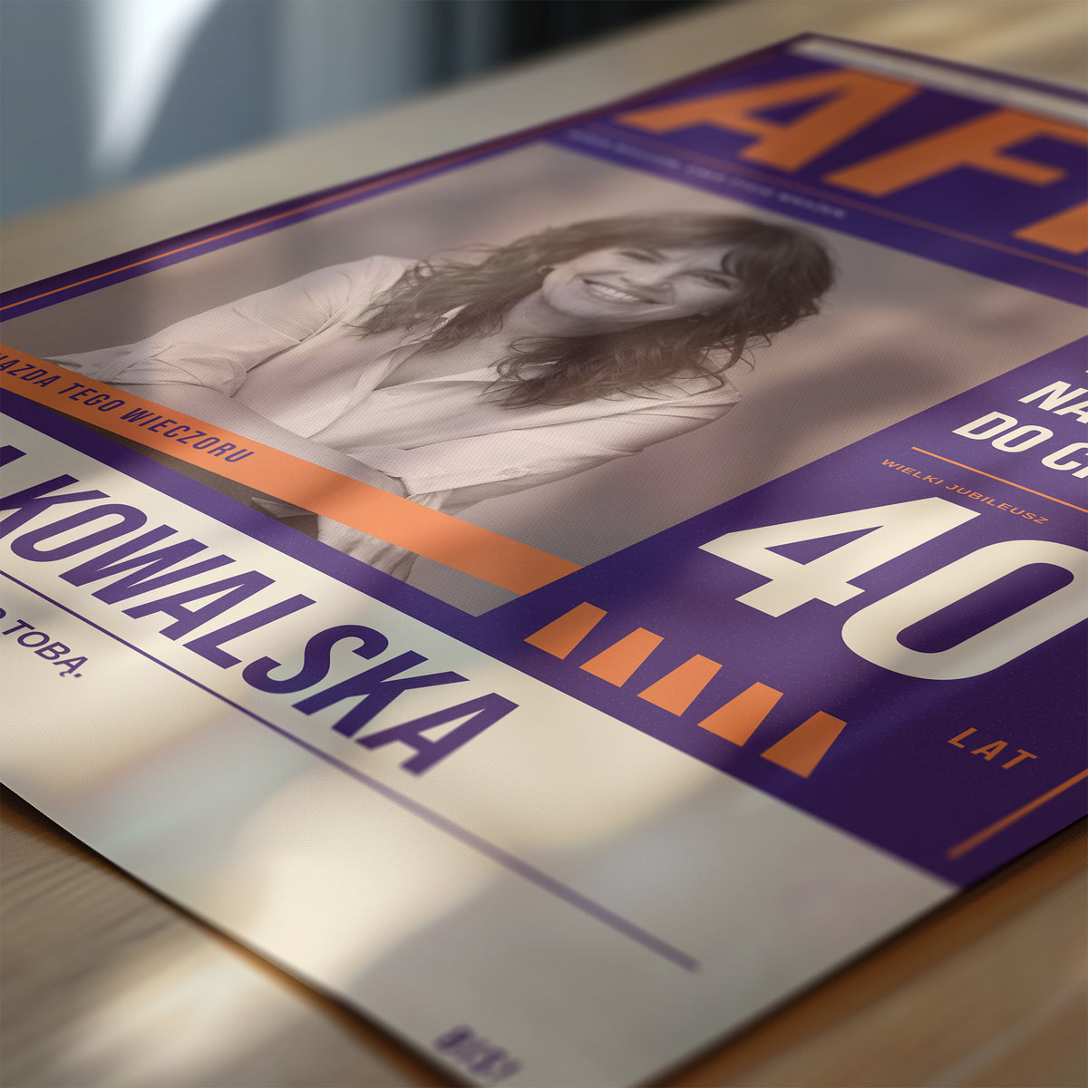 Zbliżenie plakatu AFISZ, portret z drobnym rastrem, duże litery i spersonalizowana dedykacja na jubileusz | C-PL-COVMAG-8-2130-NF