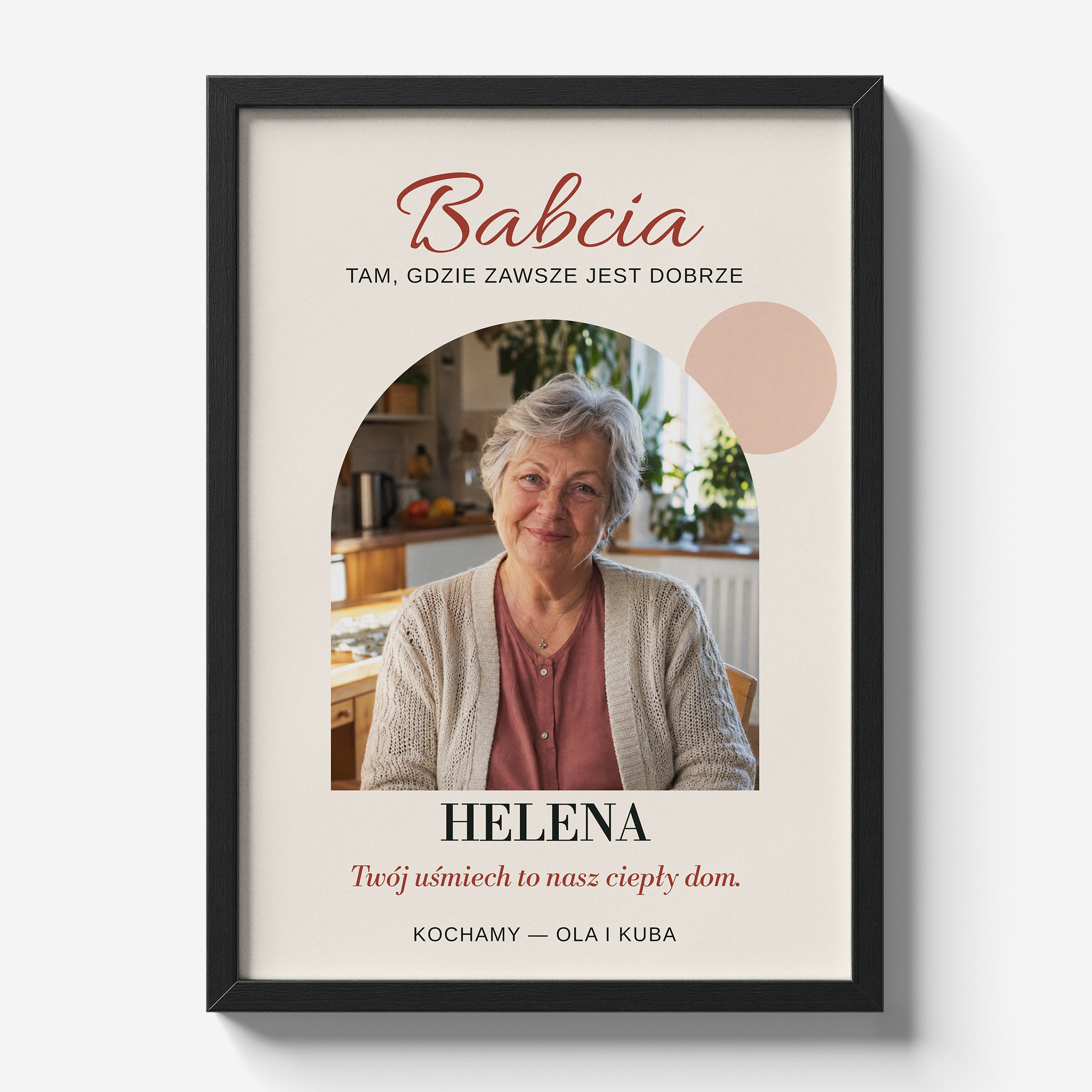 Personalizowany plakat BABCIA — CIEPŁY DOM w czarnej ramce 21×30 na jasnym tle Marami, z własnym zdjęciem i tekstem | C-PL-HEART-23-2130-NF