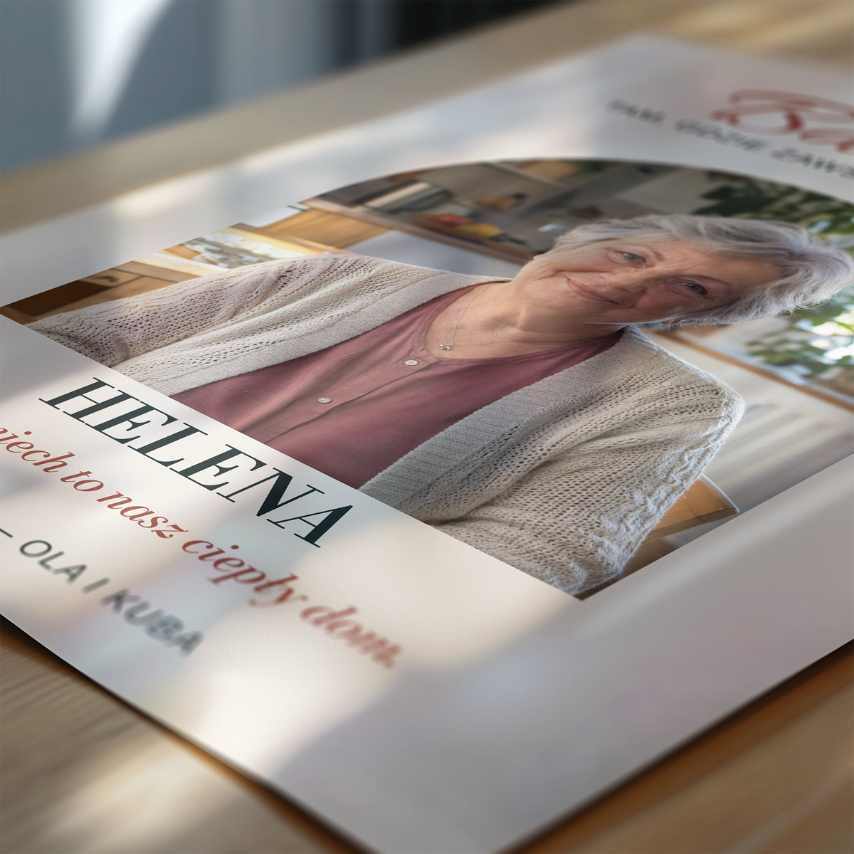 Personalizowany plakat BABCIA — CIEPŁY DOM w zbliżeniu pokazującym nadruk i typografię, z własnym zdjęciem i tekstem | C-PL-HEART-23-2130-NF