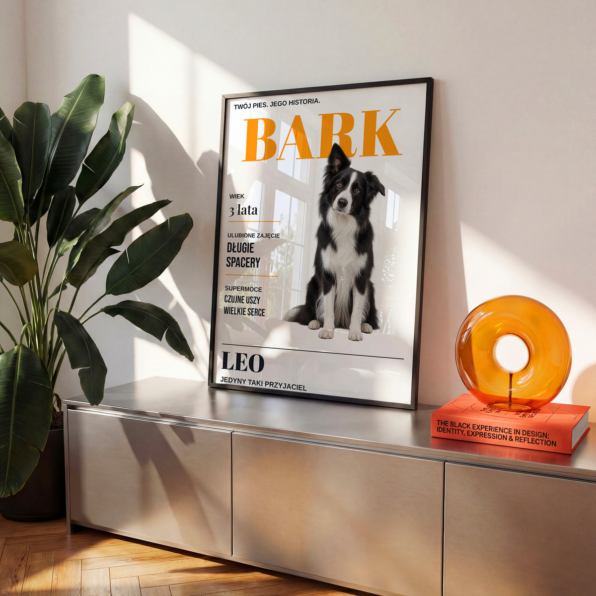 Personalizowany plakat BARK w czarnej ramce na komodzie, z własnym zdjęciem i tekstem | C-PL-PET-2-2130-NF