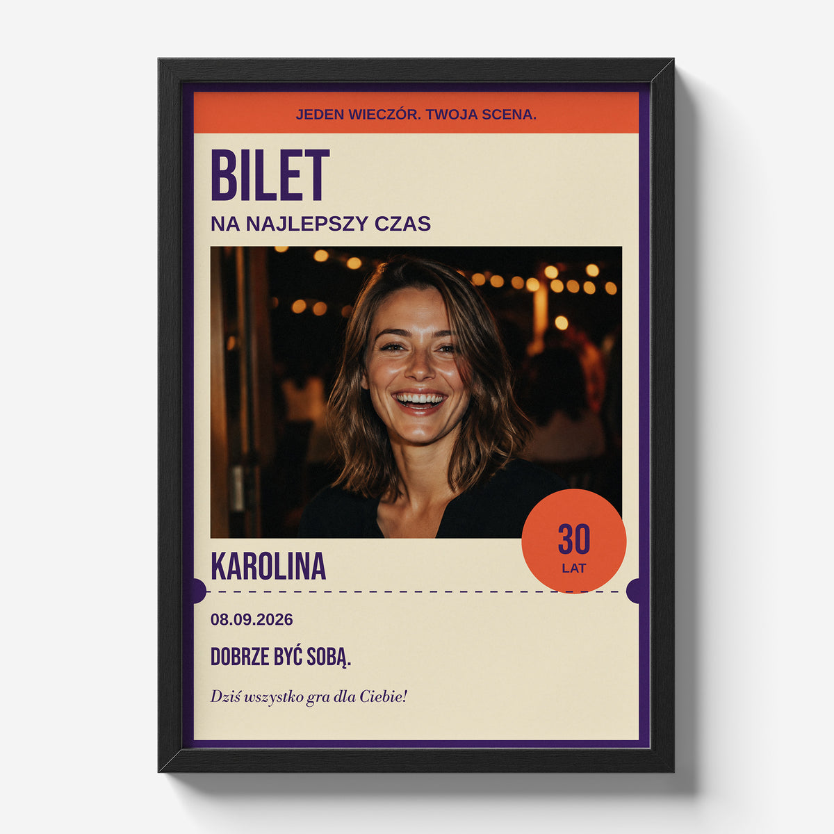 Personalizowany plakat BILET w czarnej ramce 21×30 na jasnym tle Marami, z własnym zdjęciem i tekstem | C-PL-URODZ-30-3-2130-NF