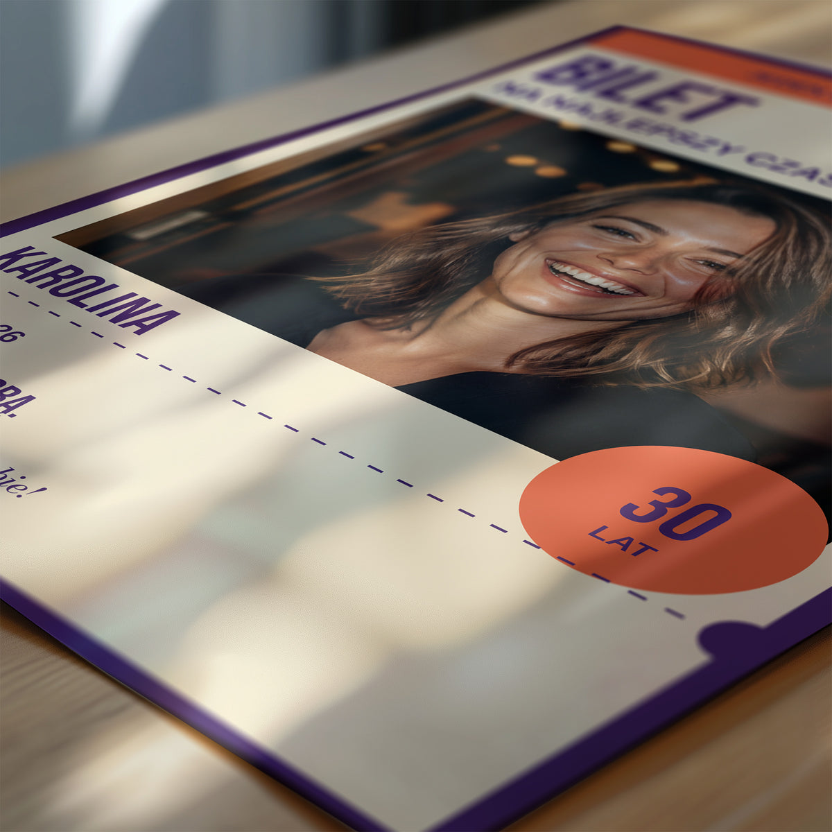Personalizowany plakat BILET w zbliżeniu pokazującym nadruk i typografię, z własnym zdjęciem i tekstem | C-PL-URODZ-30-3-2130-NF
