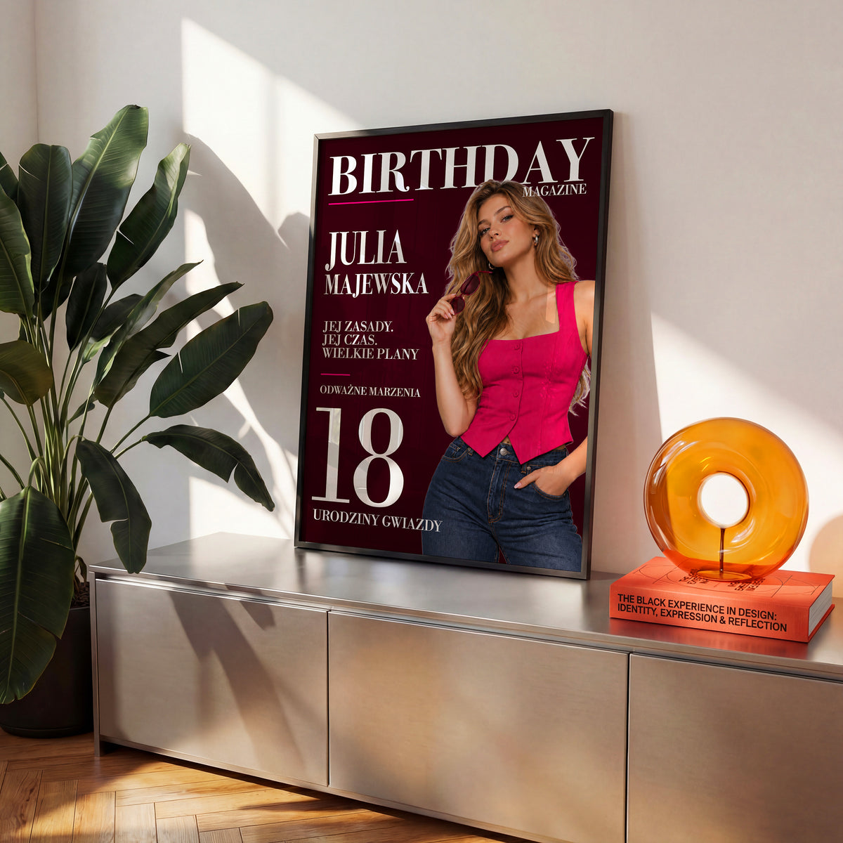 Personalizowany plakat BIRTHDAY w czarnej ramce na komodzie, z własnym zdjęciem i tekstem | C-PL-COVMAG-13-2130-NF