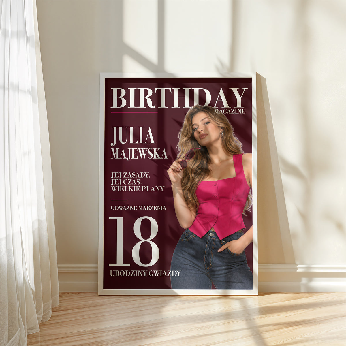 Personalizowany plakat BIRTHDAY w białej ramce przy oknie, z własnym zdjęciem i tekstem | C-PL-COVMAG-13-2130-NF