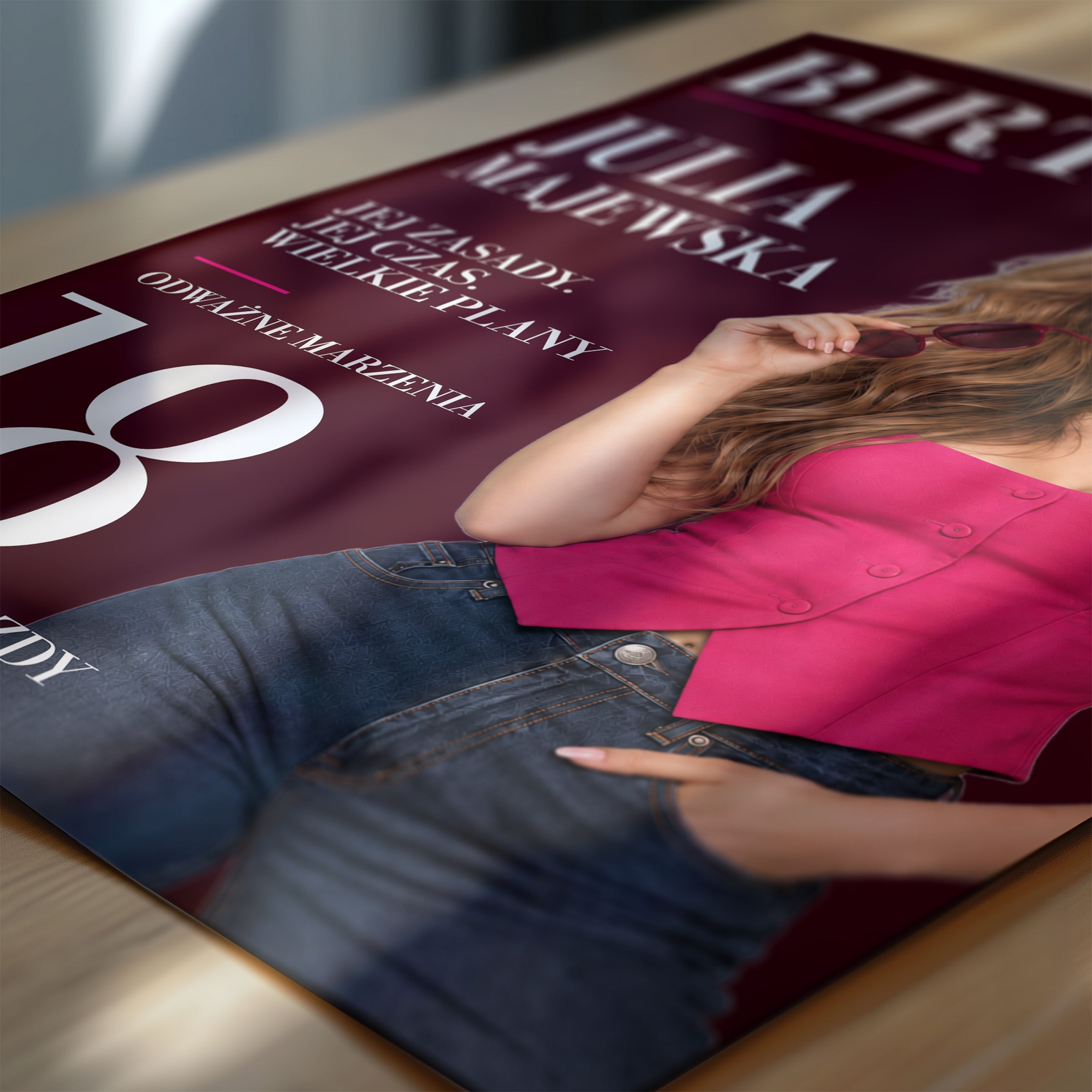Personalizowany plakat BIRTHDAY w zbliżeniu pokazującym nadruk i typografię, z własnym zdjęciem i tekstem | C-PL-COVMAG-13-2130-NF