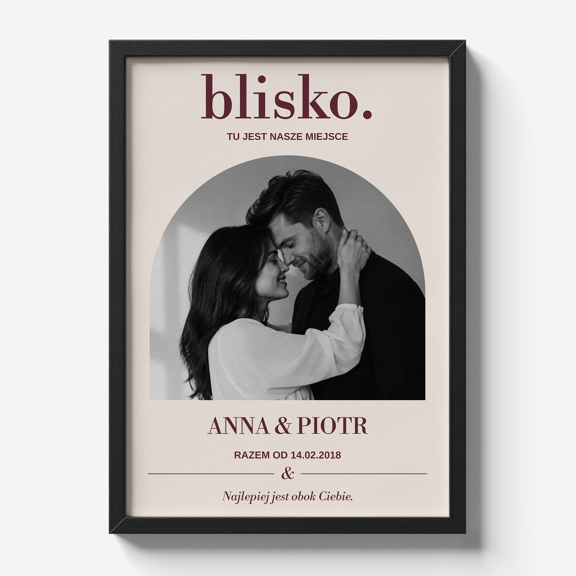 Personalizowany plakat BLISKO w czarnej ramce 21×30 na jasnym tle Marami, z własnym zdjęciem i tekstem | C-PL-HEART-6-2130-NF