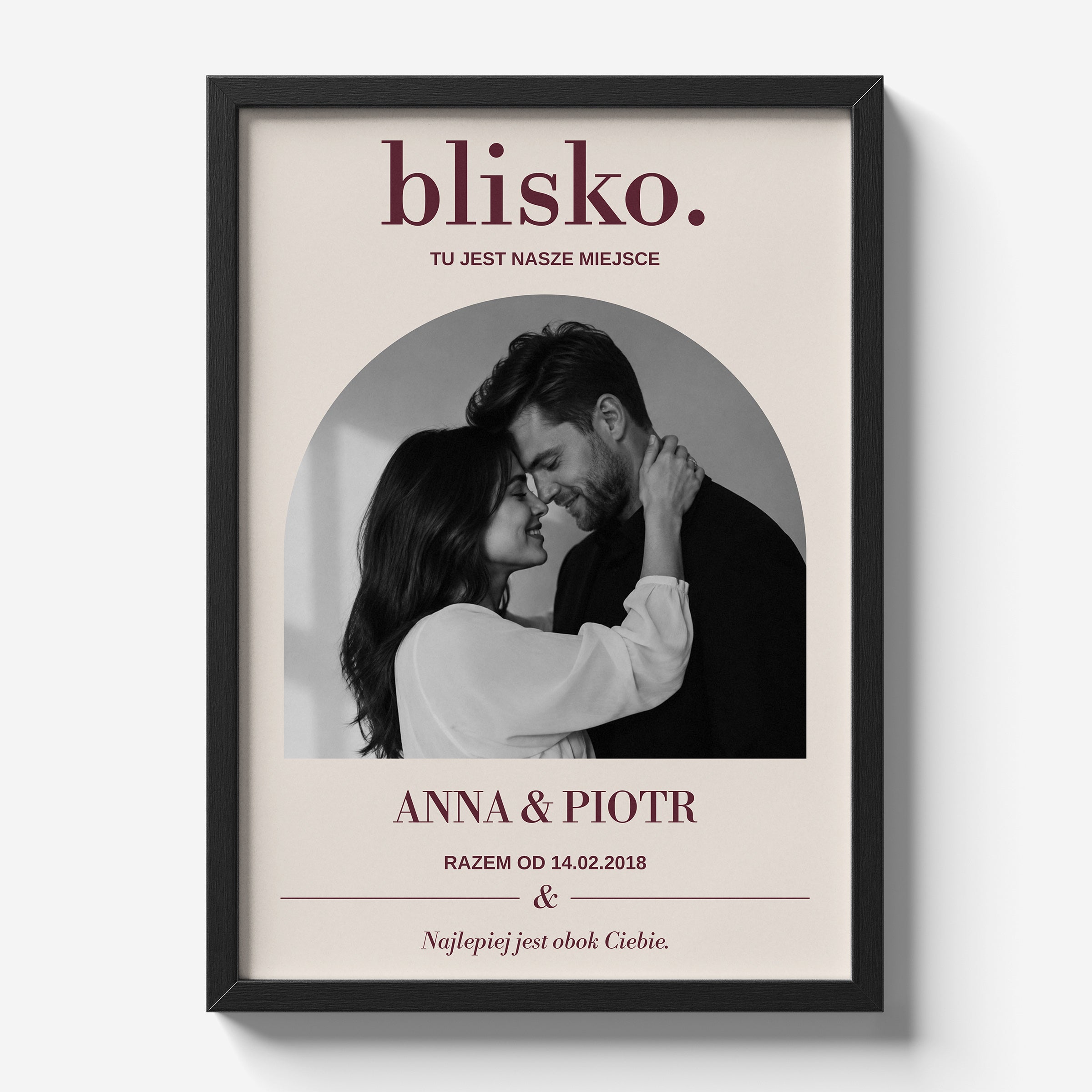Personalizowany plakat BLISKO w czarnej ramce 21×30 na jasnym tle Marami, z własnym zdjęciem i tekstem | C-PL-HEART-6-2130-NF
