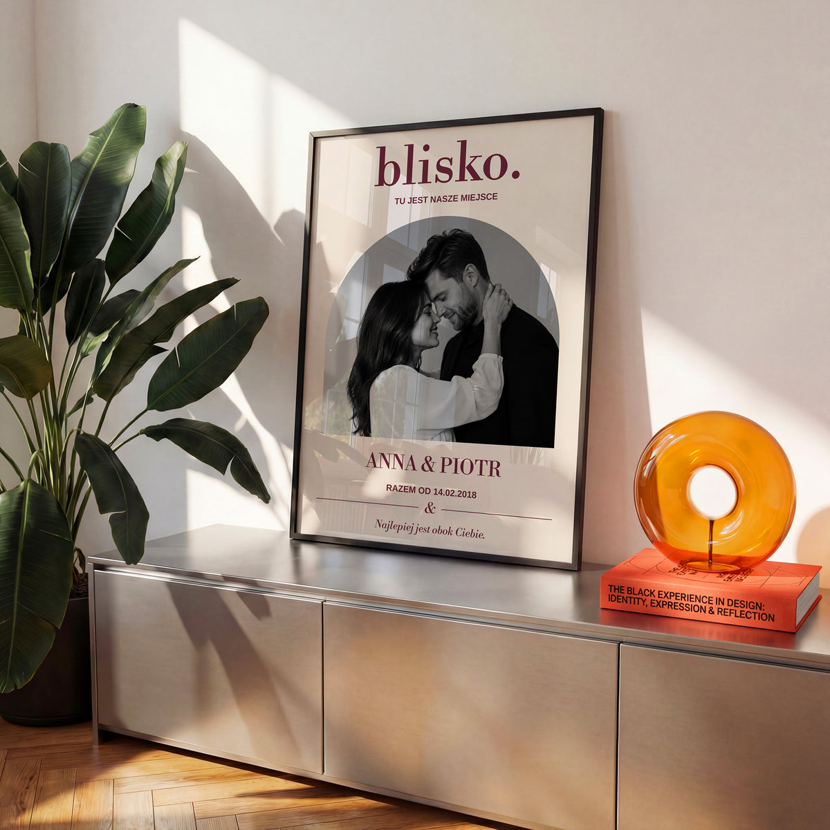 Personalizowany plakat BLISKO w czarnej ramce na komodzie, z własnym zdjęciem i tekstem | C-PL-HEART-6-2130-NF
