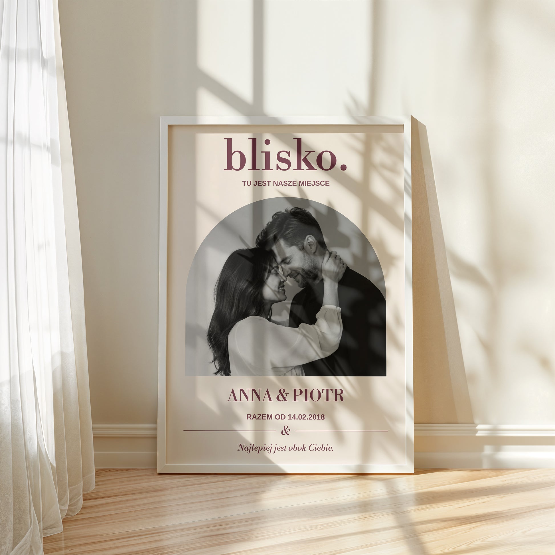 Personalizowany plakat BLISKO w białej ramce przy oknie, z własnym zdjęciem i tekstem | C-PL-HEART-6-2130-NF