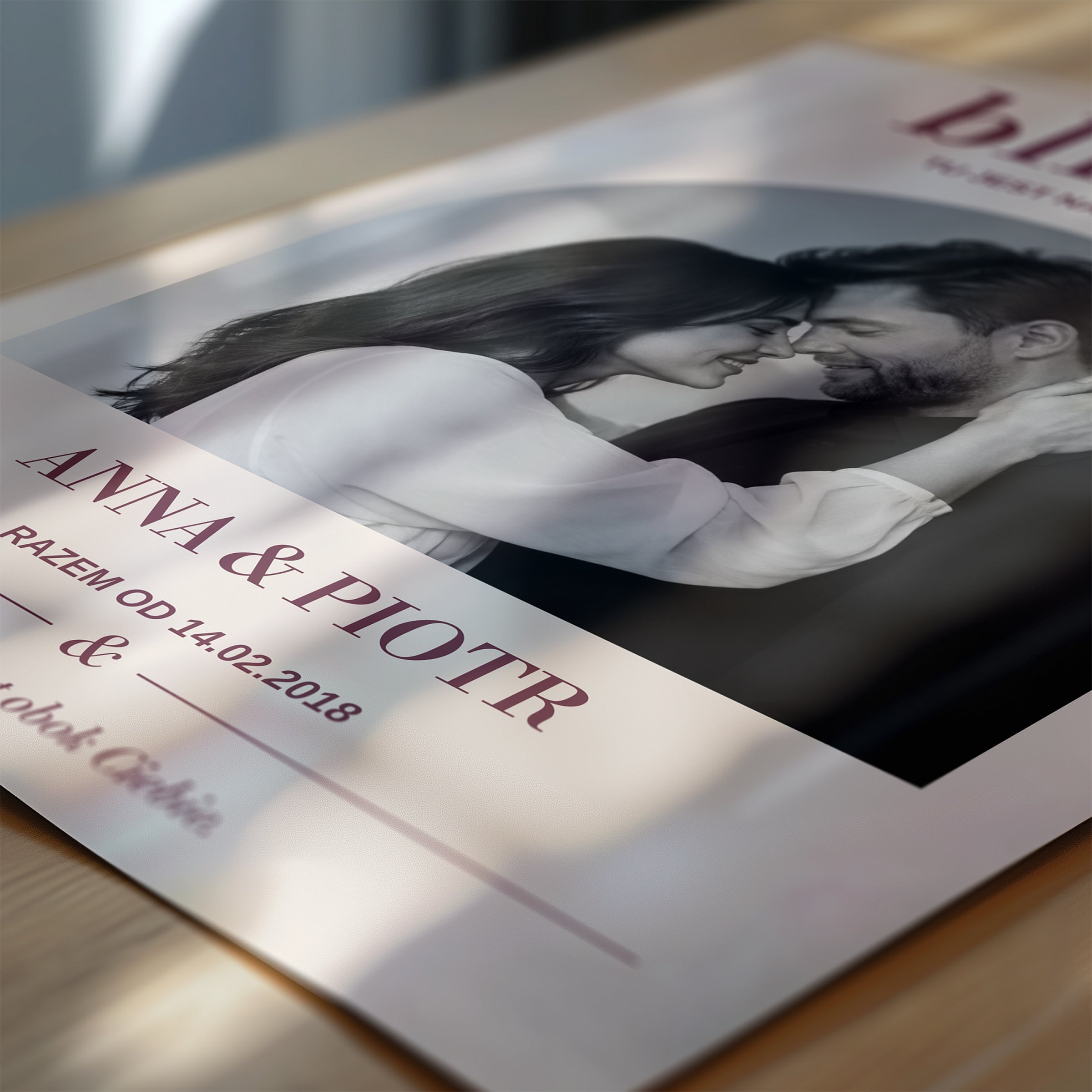Personalizowany plakat BLISKO w zbliżeniu pokazującym nadruk i typografię, z własnym zdjęciem i tekstem | C-PL-HEART-6-2130-NF
