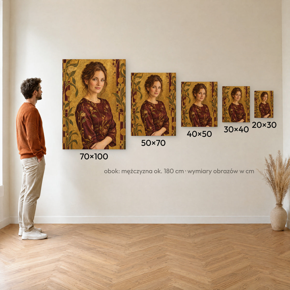 Złota secesja — porównanie rozmiarów obrazu na płótnie: 20×30, 30×40, 40×50, 50×70 i 70×100 cm na ścianie obok mężczyzny ok. 180 cm C-CV-AI-3-2030