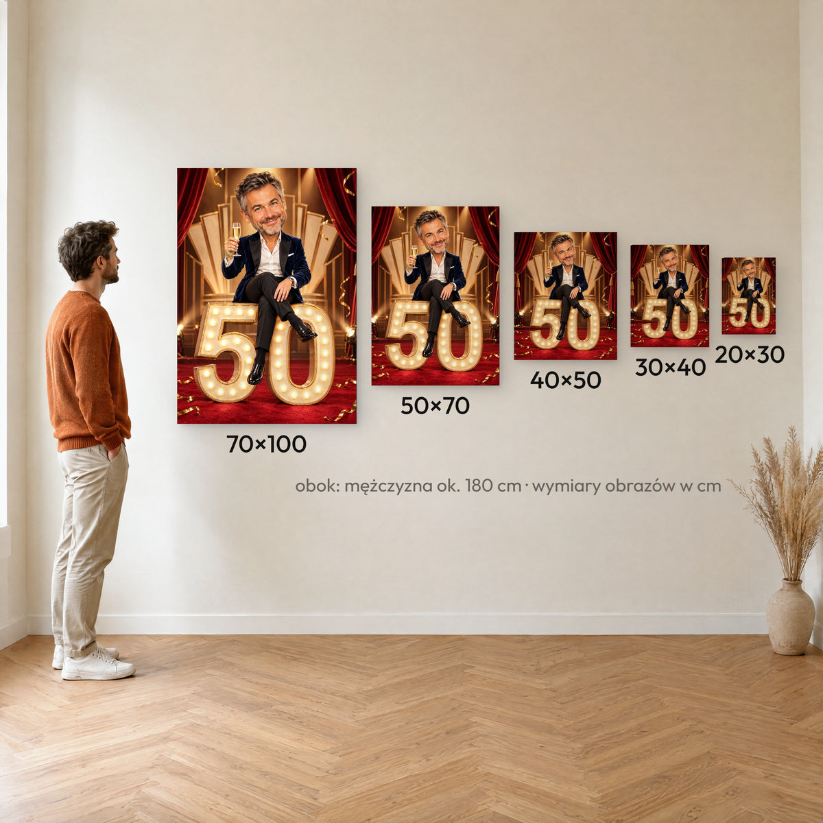 Wielka Premiera — porównanie rozmiarów obrazu na płótnie: 20×30, 30×40, 40×50, 50×70 i 70×100 cm na ścianie obok mężczyzny ok. 180 cm C-CV-KAR-03-2030