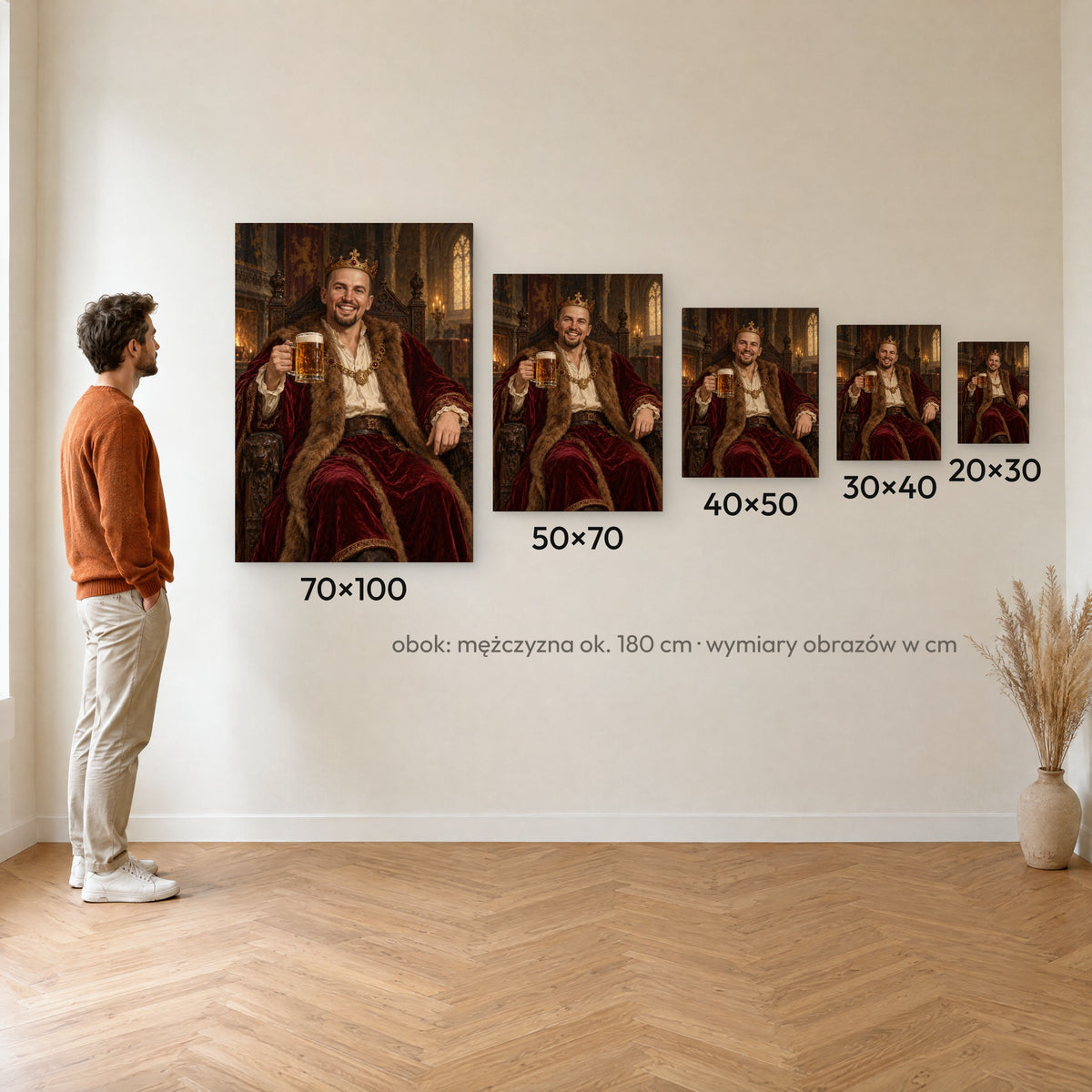 Król z piwem — porównanie rozmiarów obrazu na płótnie: 20×30, 30×40, 40×50, 50×70 i 70×100 cm na ścianie obok mężczyzny ok. 180 cm C-CV-ROY-02-2030