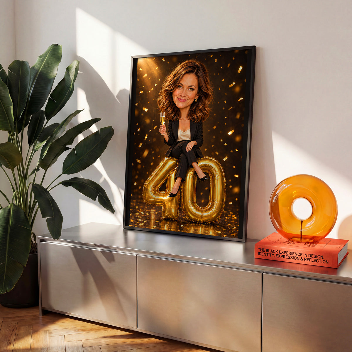 Personalizowany plakat urodzinowy w czarnej ramce we wnętrzu. Karykatura kobiety w czarnym garniturze na złotych balonach 40, wśród konfetti.