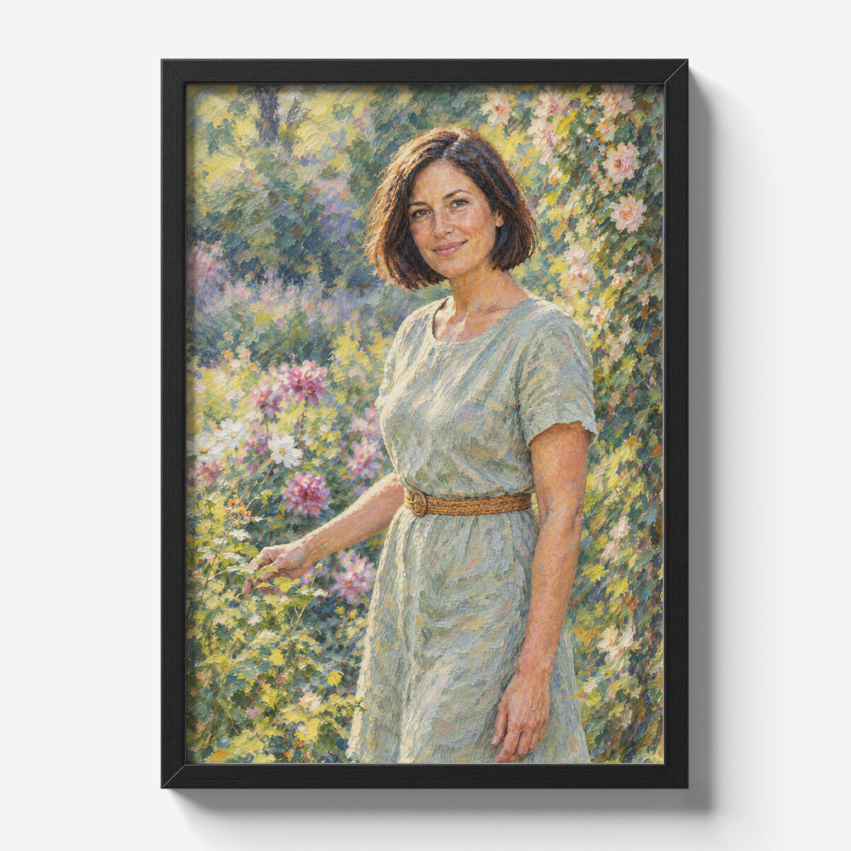 Personalizowany plakat Ogród światła w stylu Moneta w czarnej ramce na jasnym tle. Malarski portret kobiety w pastelowym, kwitnącym ogrodzie.