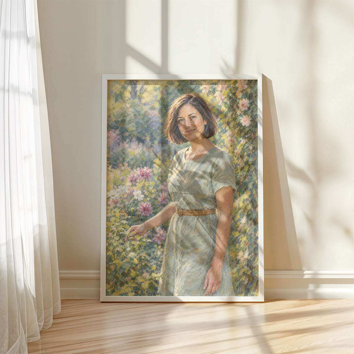 Personalizowany plakat Ogród światła w stylu Moneta w białej ramce przy oknie. Malarski portret kobiety w pastelowym, kwitnącym ogrodzie.
