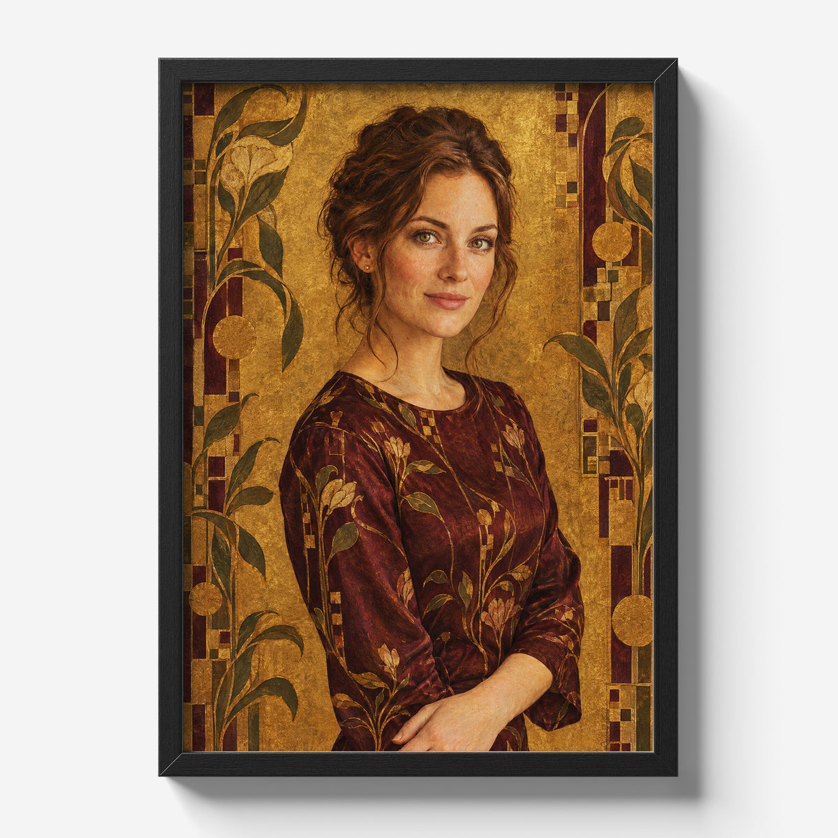 Personalizowany plakat Złota secesja w stylu Klimta w czarnej ramce na jasnym tle. Portret kobiety w bordowej kreacji wśród złocistych ornamentów.