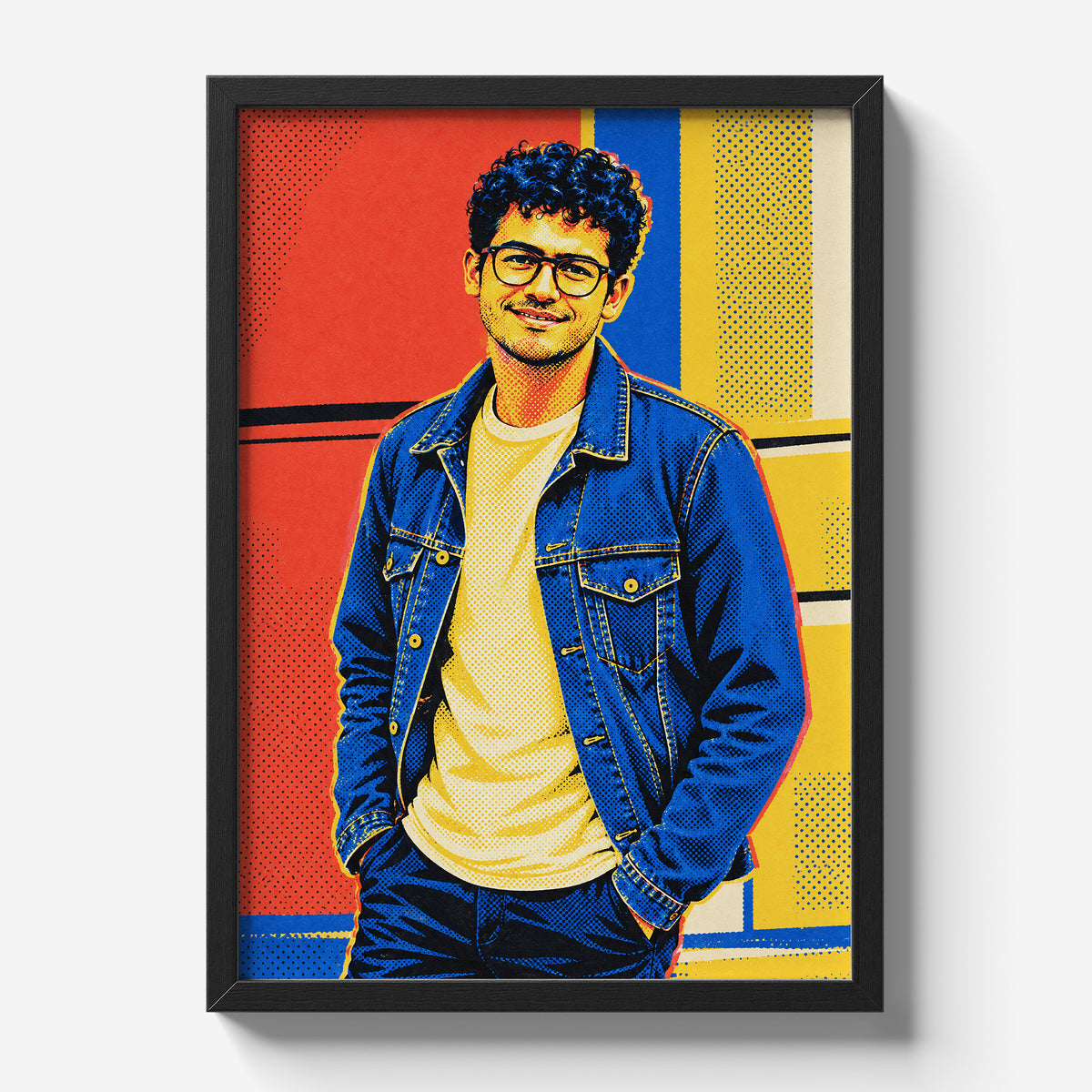 Personalizowany plakat Pop-art ze zdjęcia w czarnej ramce na jasnym tle. Portret mężczyzny w okularach z kobaltem, koralem i graficznym rastrem.