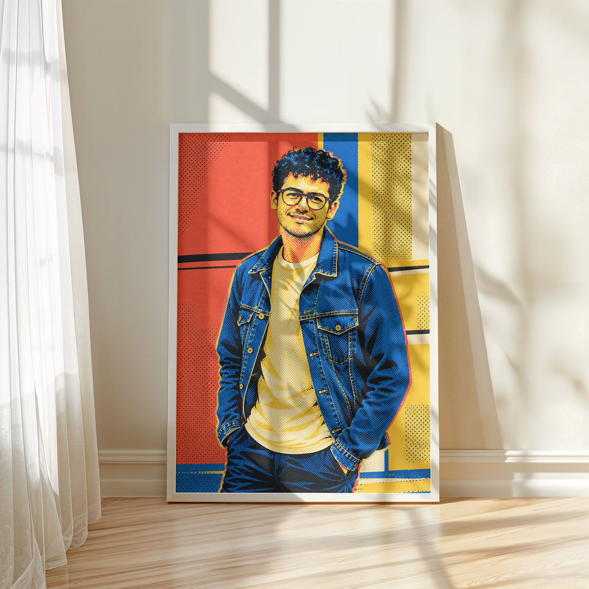 Personalizowany plakat Pop-art ze zdjęcia w białej ramce przy oknie. Portret mężczyzny w okularach z kobaltem, koralem i graficznym rastrem.