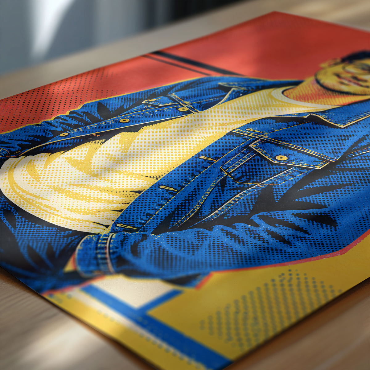 Zbliżenie personalizowanego plakatu Pop-art ze zdjęcia: drukowane kontury twarzy, selektywny raster oraz kontrastowe kobaltowe i koralowe pola.
