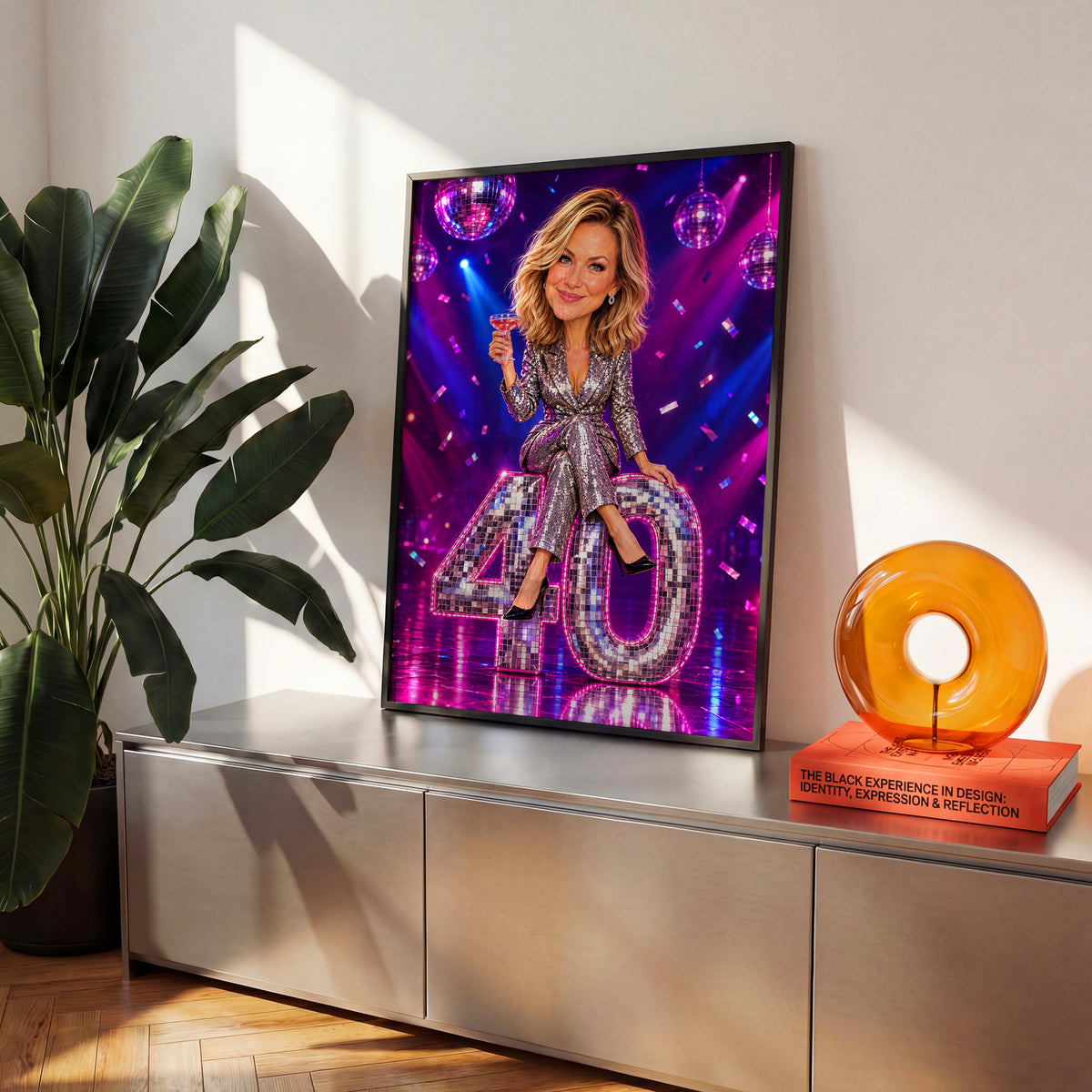 Plakat Disco w czarnej ramie we wnętrzu, z karykaturą kobiety na lustrzanej liczbie 40; aranżacja personalizowanego prezentu urodzinowego. C-PL-KAR-02-2130-NF