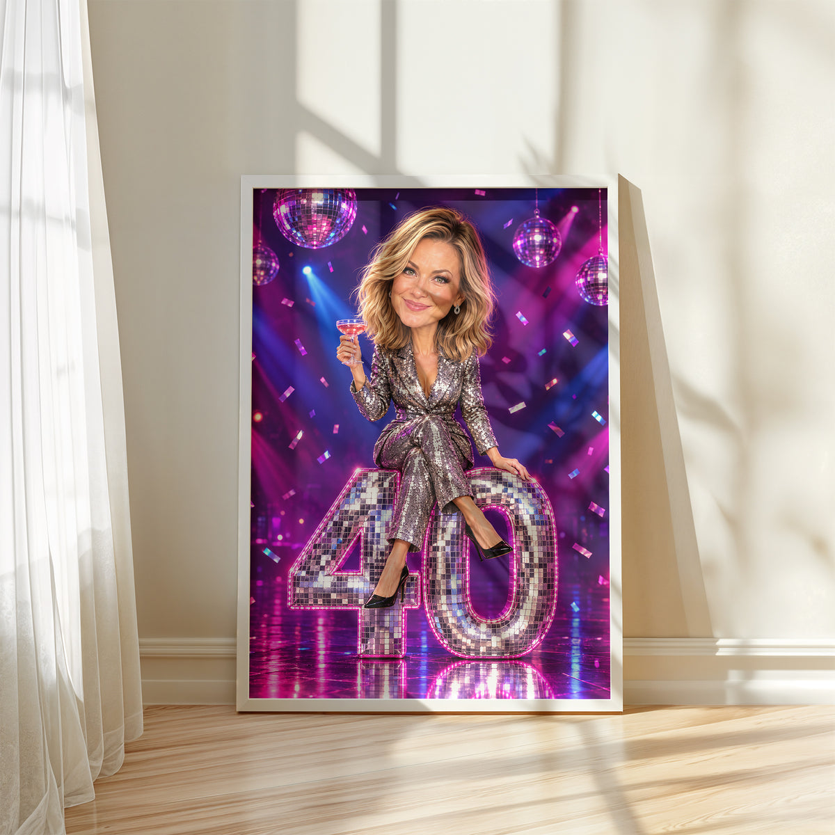 Plakat Disco w białej ramie przy oknie, z karykaturą kobiety na lustrzanej liczbie 40; urodzinowy portret ze zdjęcia w jasnej aranżacji. C-PL-KAR-02-2130-NF
