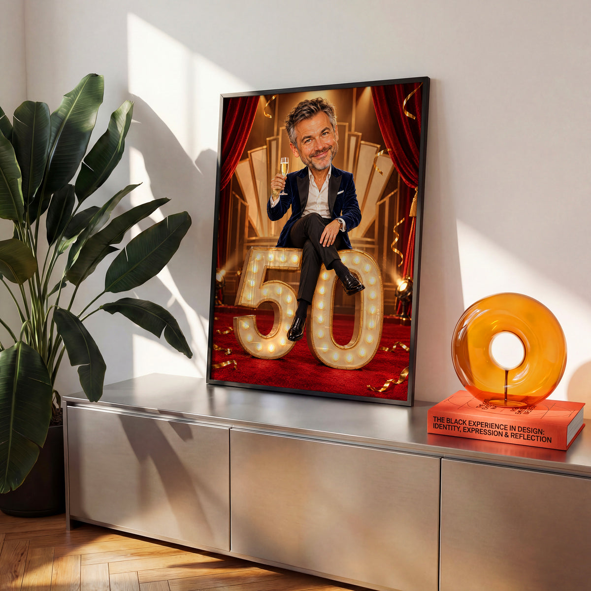 Plakat Wielka premiera w czarnej ramie we wnętrzu, z karykaturą mężczyzny na świetlnej liczbie 50; aranżacja personalizowanego prezentu urodzinowego. C-PL-KAR-03-2130-NF