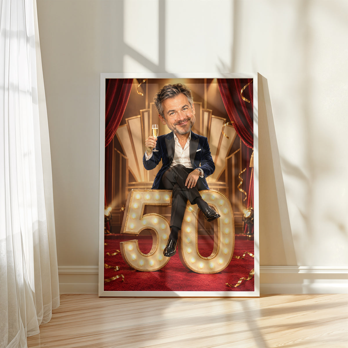 Plakat Wielka premiera w białej ramie przy oknie, z karykaturą mężczyzny na świetlnej liczbie 50; urodzinowy portret ze zdjęcia w jasnej aranżacji. C-PL-KAR-03-2130-NF