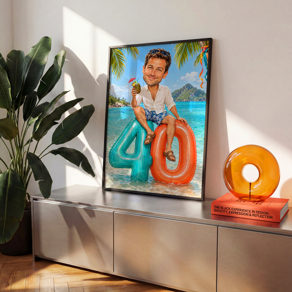 Plakat Wakacyjny luz w czarnej ramie we wnętrzu, z karykaturą mężczyzny na kolorowej liczbie 40; aranżacja personalizowanego prezentu urodzinowego. C-PL-KAR-04-2130-NF