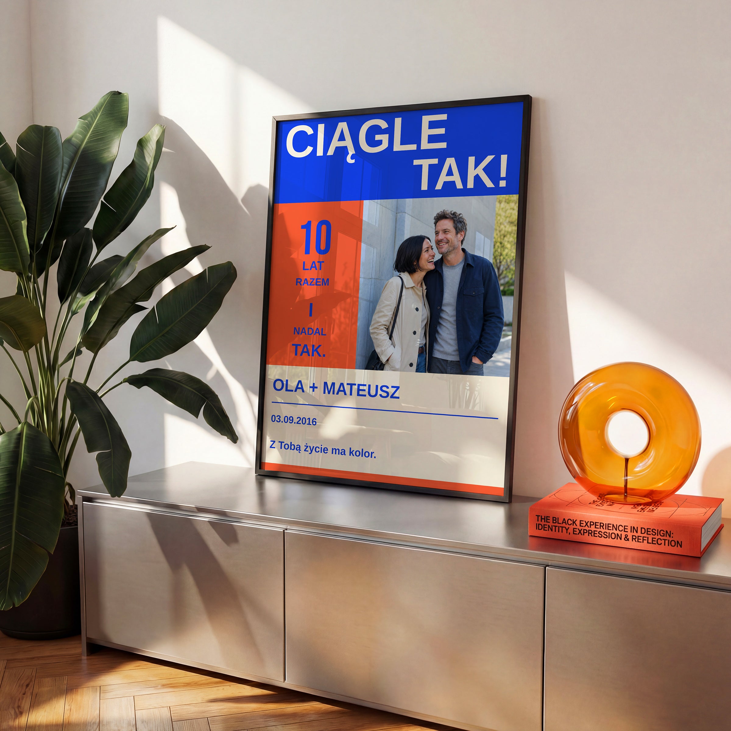 Personalizowany plakat CIĄGLE TAK w czarnej ramce na komodzie, z własnym zdjęciem i tekstem | C-PL-HEART-9-2130-NF