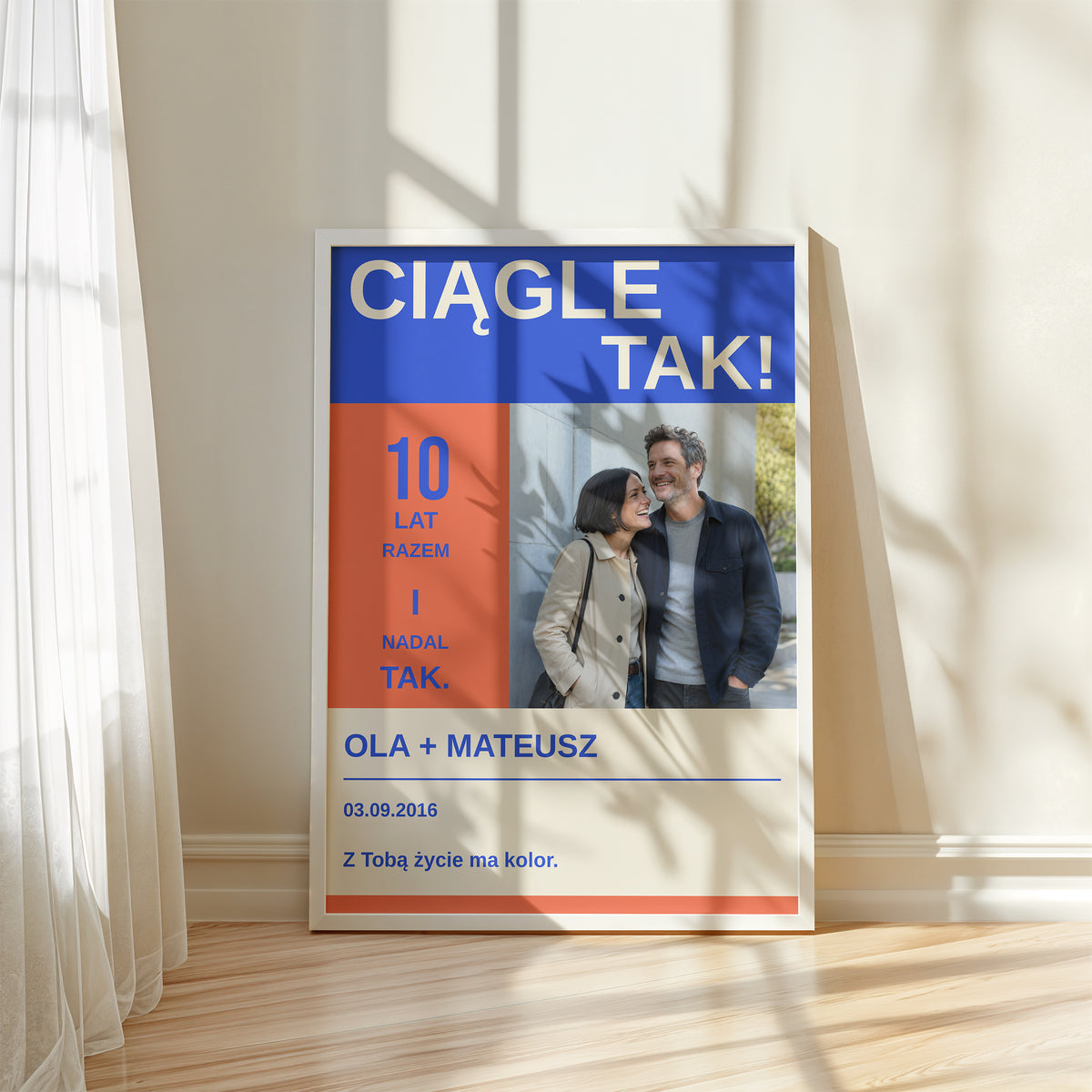 Personalizowany plakat CIĄGLE TAK w białej ramce przy oknie, z własnym zdjęciem i tekstem | C-PL-HEART-9-2130-NF
