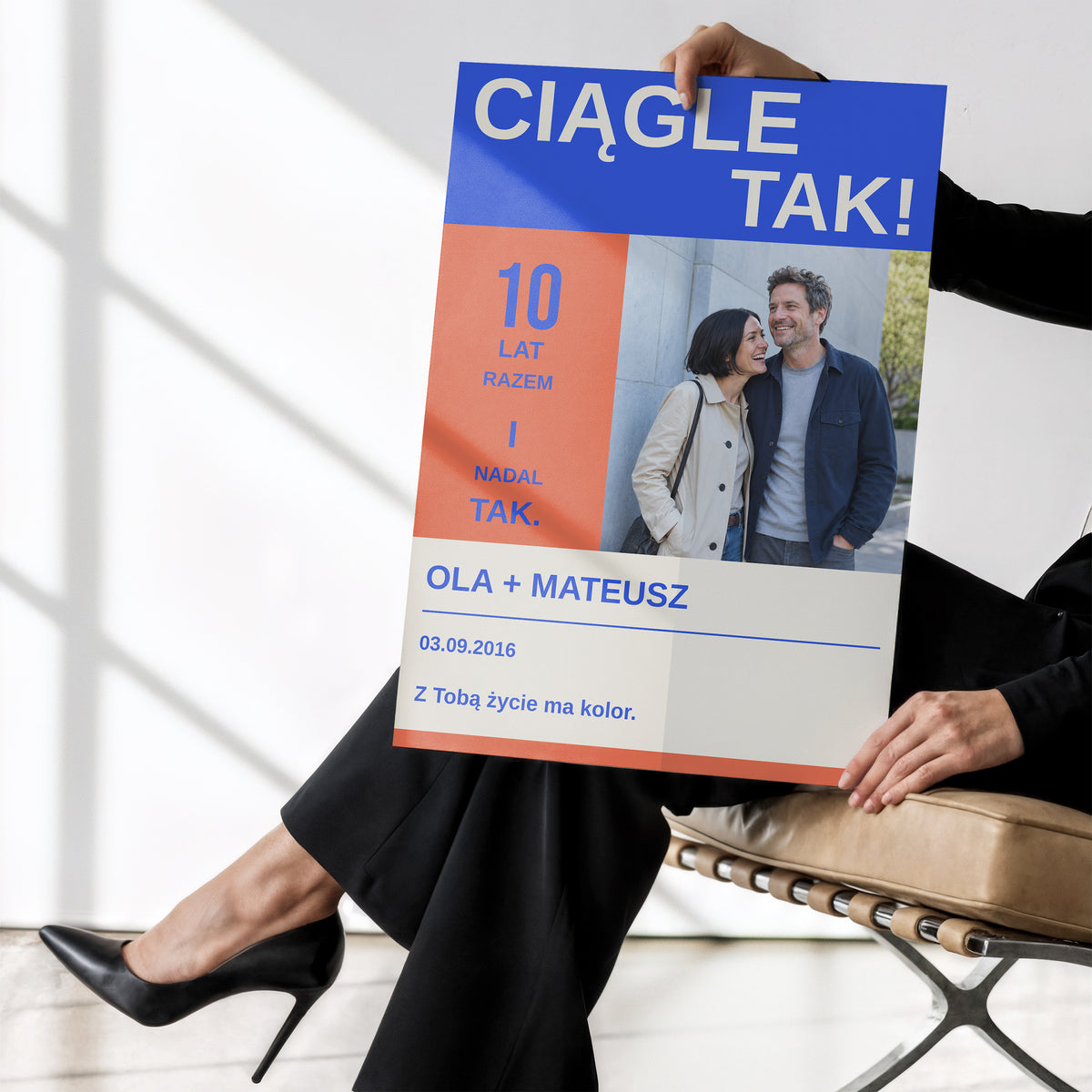 Personalizowany plakat CIĄGLE TAK bez ramki trzymany w dłoniach, z własnym zdjęciem i tekstem | C-PL-HEART-9-2130-NF