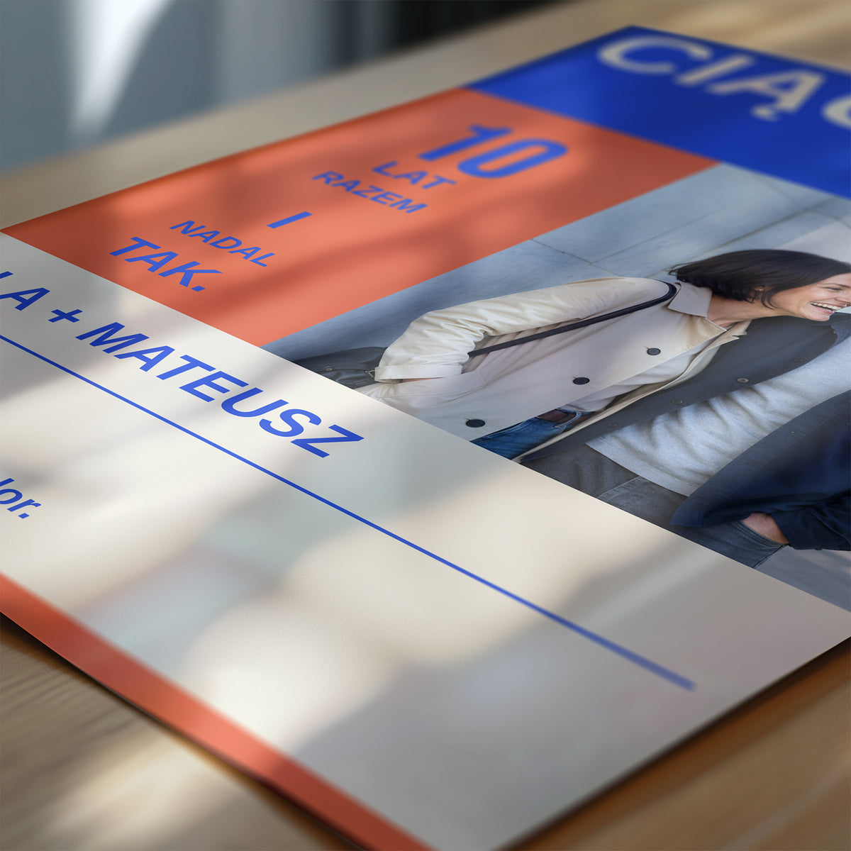 Personalizowany plakat CIĄGLE TAK w zbliżeniu pokazującym nadruk i typografię, z własnym zdjęciem i tekstem | C-PL-HEART-9-2130-NF