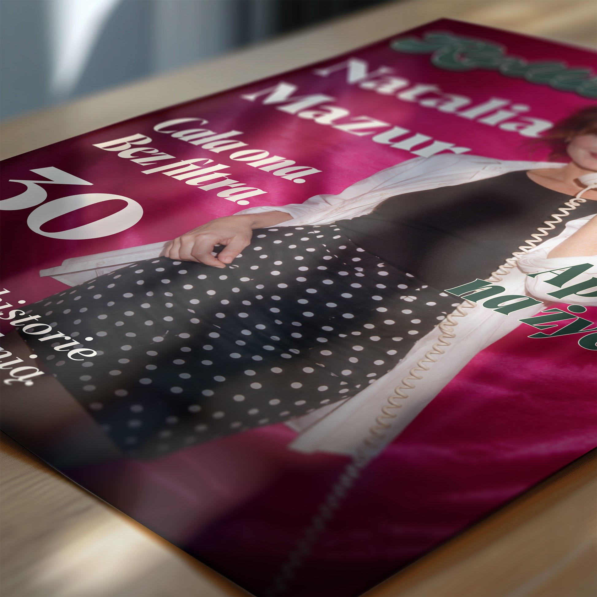 Personalizowany plakat Rolling Star w zbliżeniu pokazującym druk. Różowa satyna i litery retro tworzą osobistą okładkę ze zdjęciem.