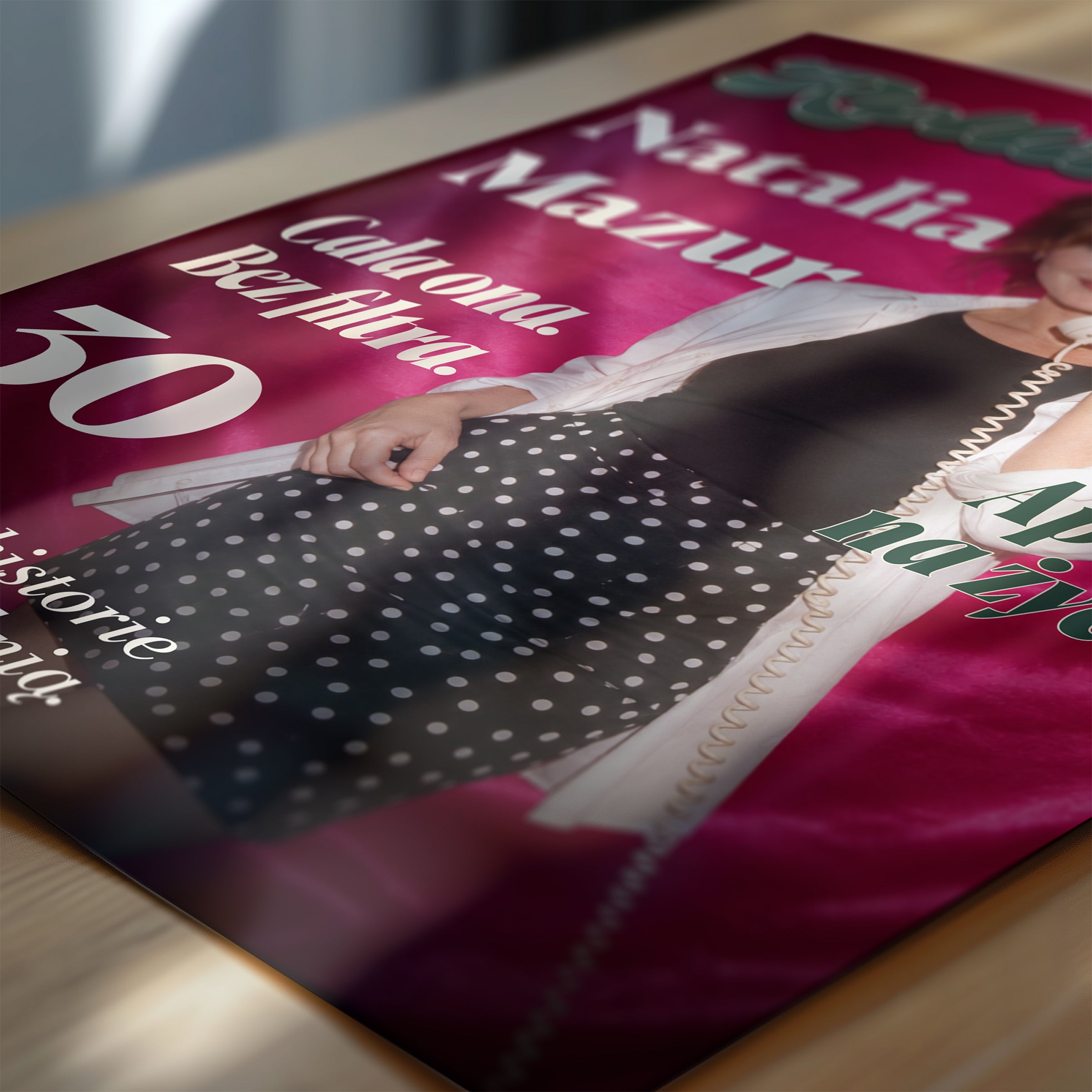 Personalizowany plakat Rolling Star w zbliżeniu pokazującym druk. Różowa satyna i litery retro tworzą osobistą okładkę ze zdjęciem.
