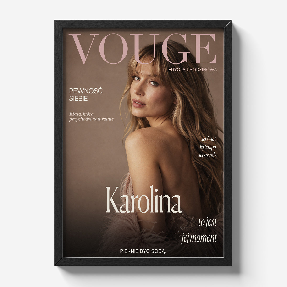 Personalizowany plakat Vouge Jej Moment w czarnej ramce na jasnym tle. Pudrowe litery na ciepłym tle taupe tworzą osobistą okładkę ze zdjęciem.