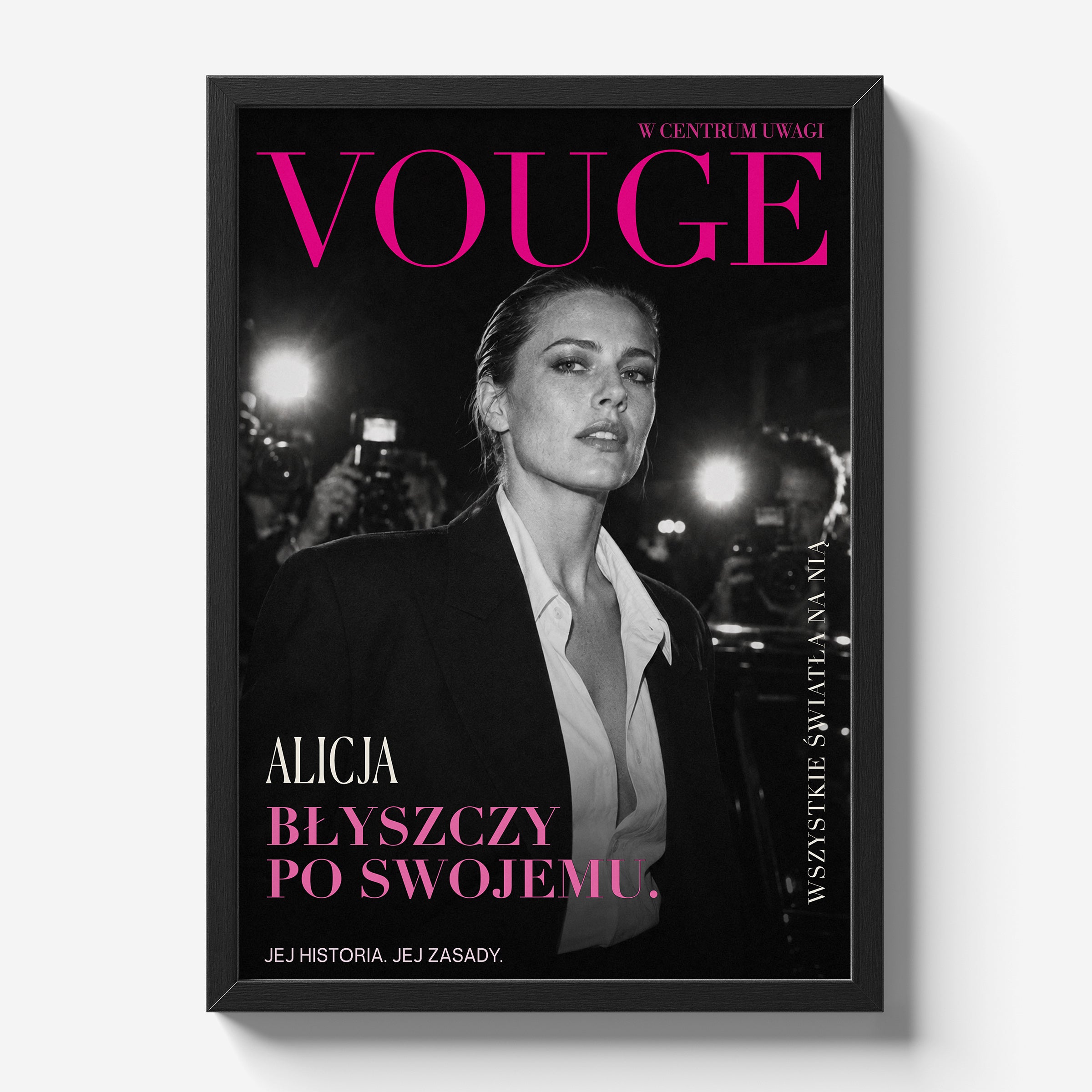 Personalizowany plakat Vouge Flesze w czarnej ramce na jasnym tle. Czarno-biały portret i fuksjowy tytuł tworzą osobistą okładkę ze zdjęciem.