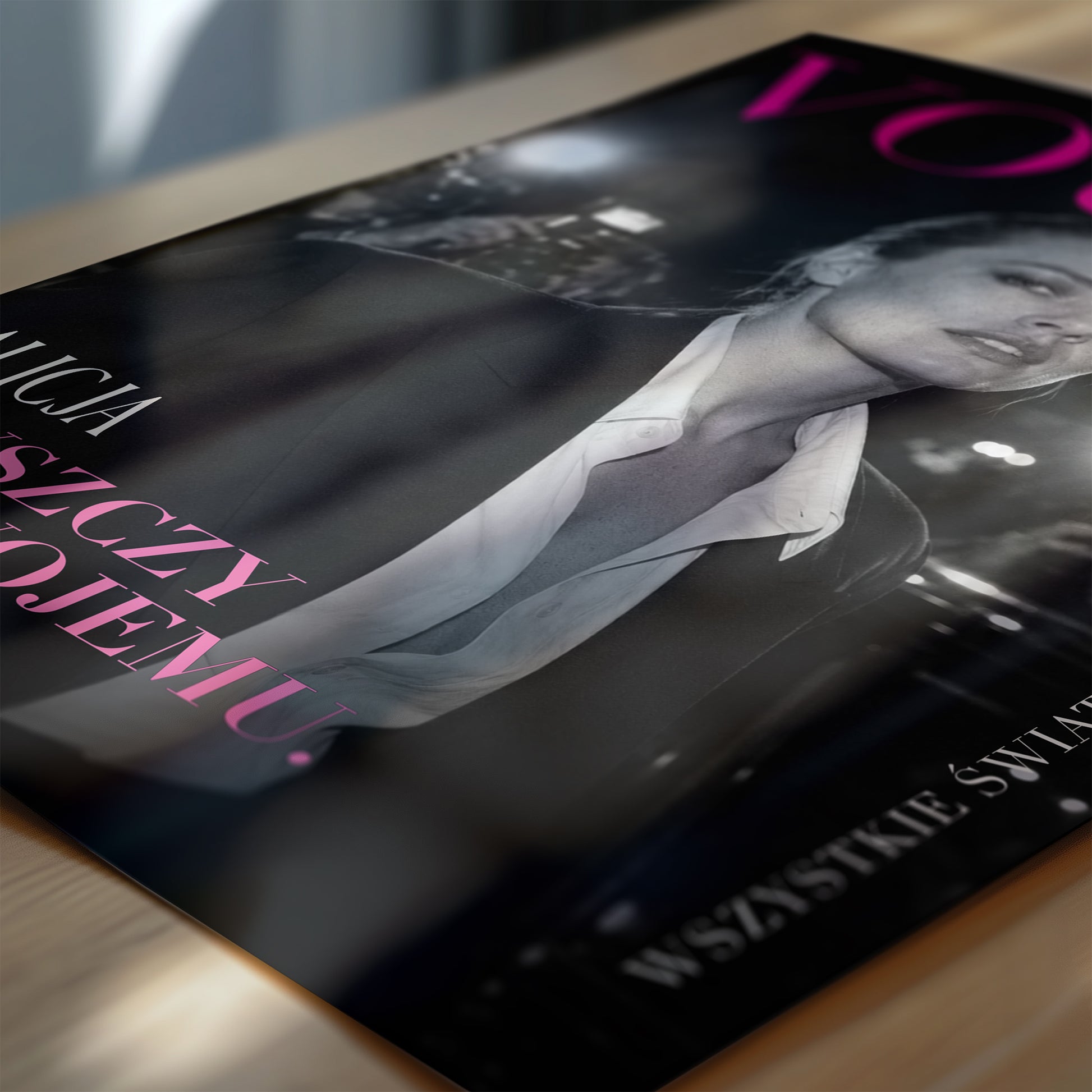 Personalizowany plakat Vouge Flesze w zbliżeniu pokazującym druk. Czarno-biały portret i fuksjowy tytuł tworzą osobistą okładkę ze zdjęciem.