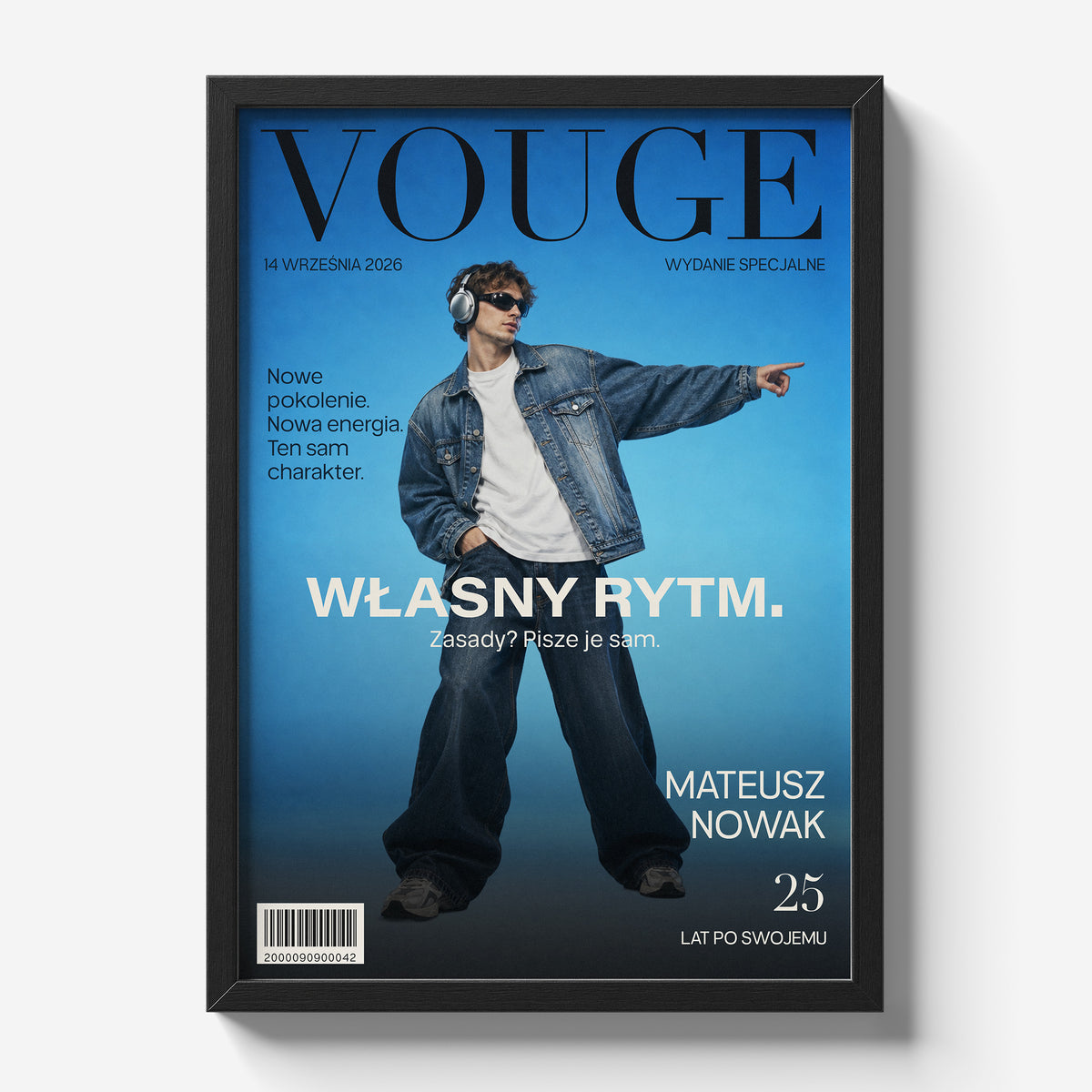 Personalizowany plakat Vouge Własny Rytm w czarnej ramce na jasnym tle. Niebieskie tło i szerokie jasne hasło tworzą osobistą okładkę ze zdjęciem.