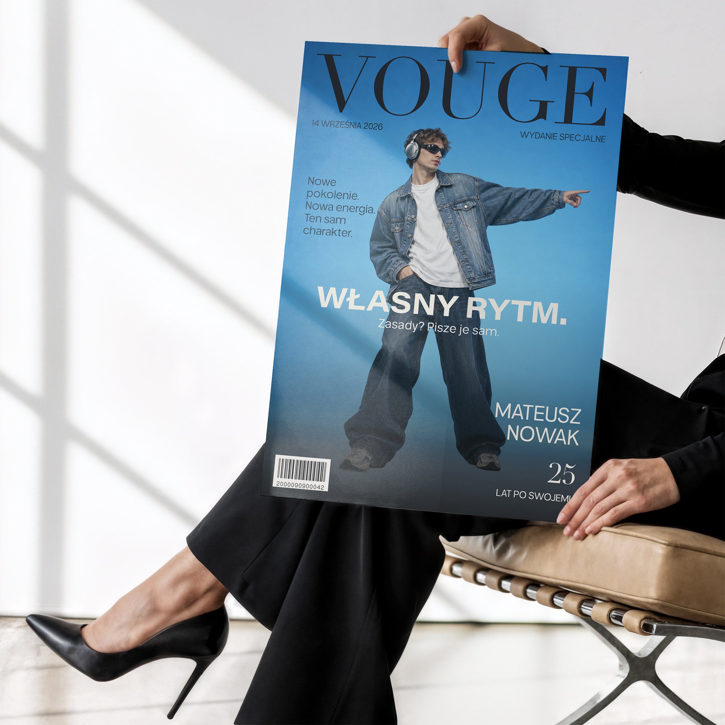 Personalizowany plakat Vouge Własny Rytm bez ramki, trzymany w dłoniach. Niebieskie tło i szerokie jasne hasło tworzą osobistą okładkę ze zdjęciem.
