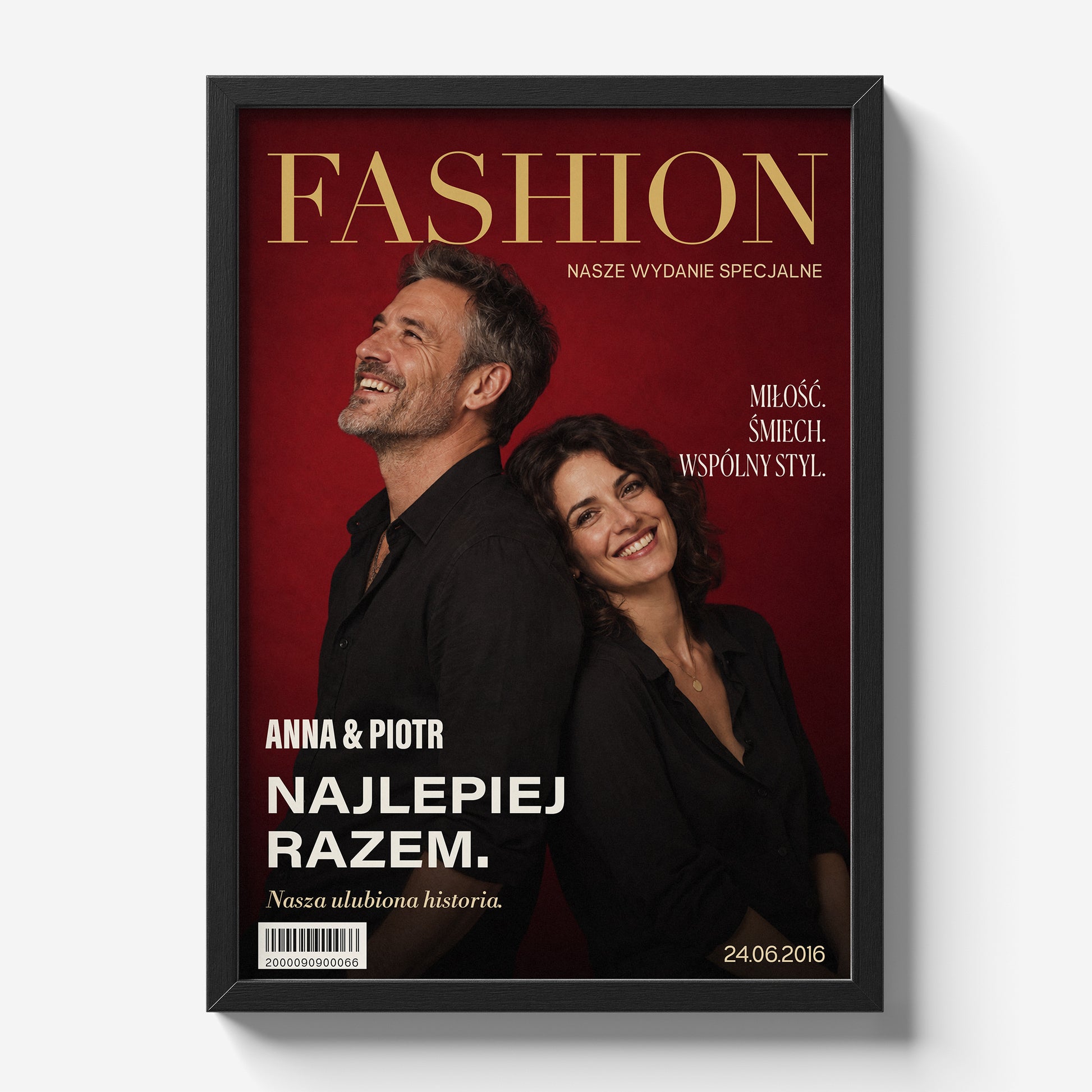 Personalizowany plakat Fashion Dla Pary w czarnej ramce na jasnym tle. Czerwone tło, złocisty tytuł i wspólny portret tworzą osobistą okładkę ze zdjęciem.
