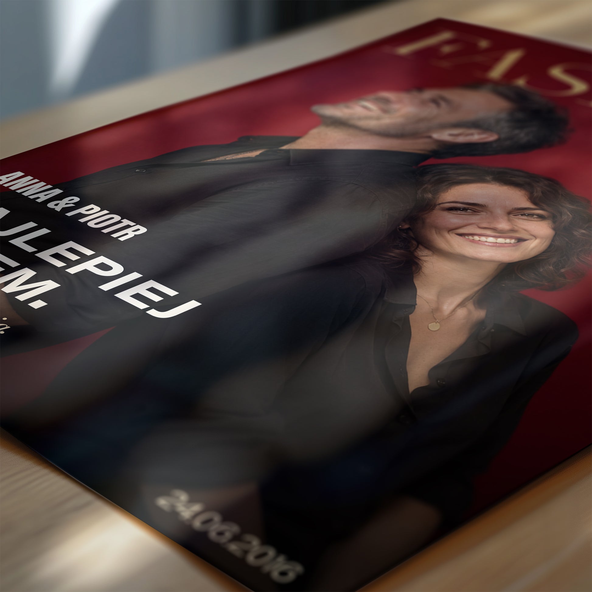 Personalizowany plakat Fashion Dla Pary w zbliżeniu pokazującym druk. Czerwone tło, złocisty tytuł i wspólny portret tworzą osobistą okładkę ze zdjęciem.