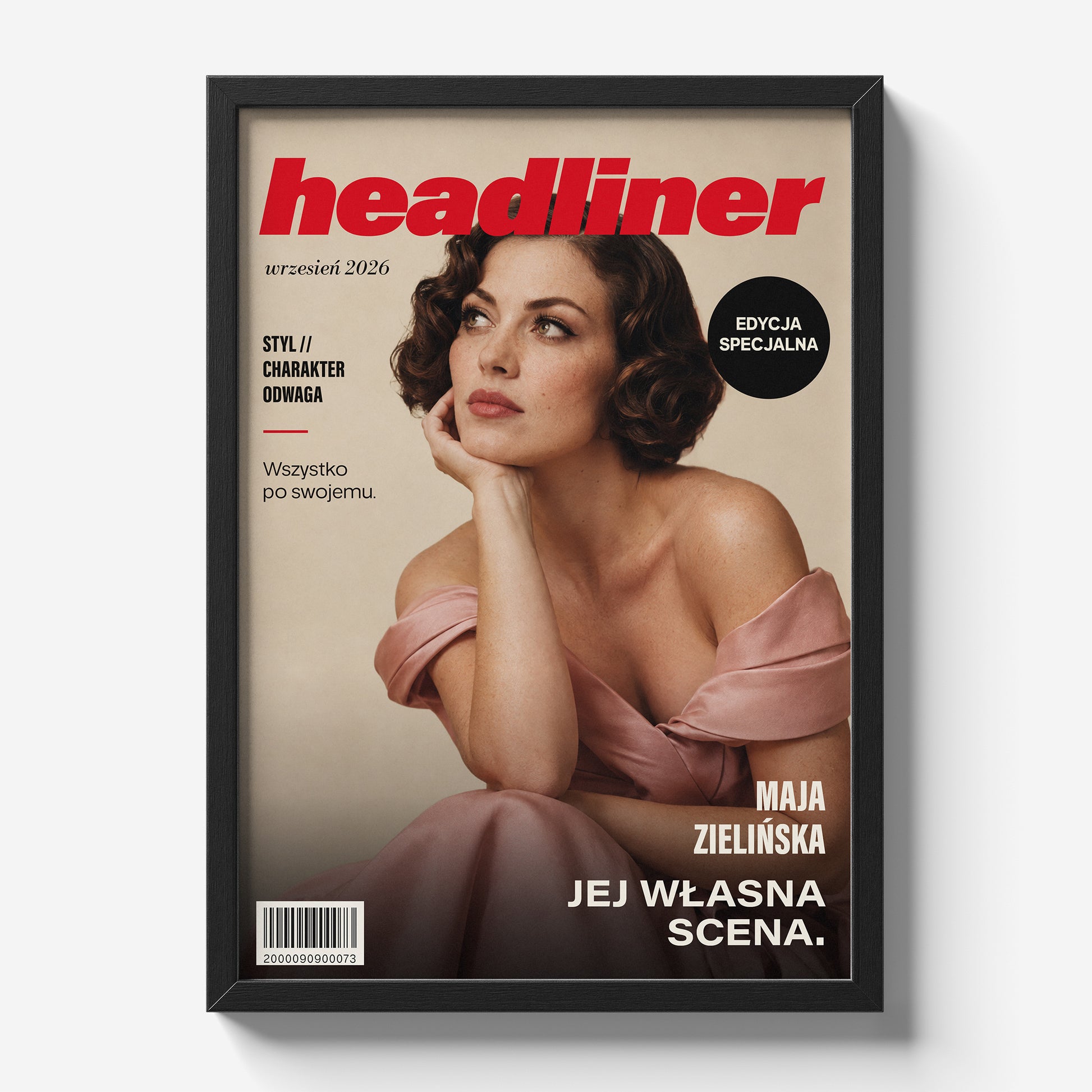 Personalizowany plakat Headliner Własna Scena w czarnej ramce na jasnym tle. Czerwony tytuł i kremowe tło tworzą osobistą okładkę ze zdjęciem.