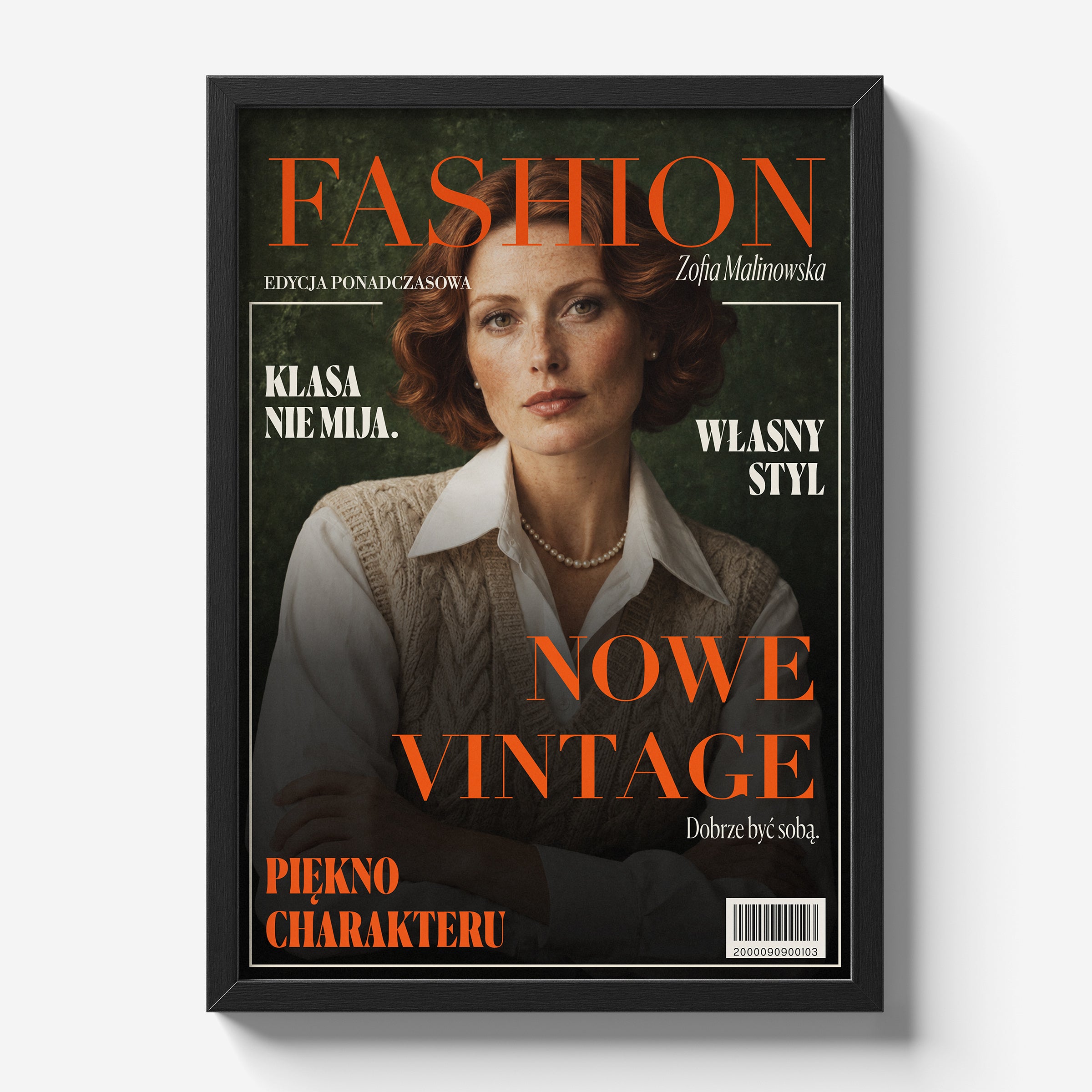 Personalizowany plakat Fashion Nowe Vintage w czarnej ramce na jasnym tle. Zieleń, pomarańcz i szeryfowe napisy tworzą osobistą okładkę ze zdjęciem.