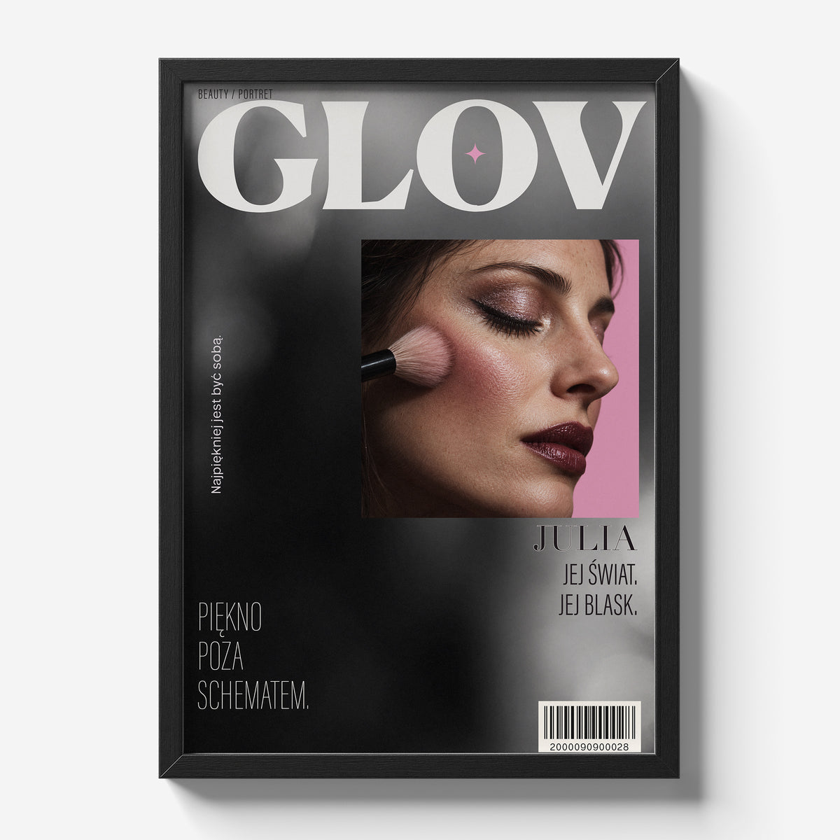 Personalizowany plakat GLOV w czarnej ramce na jasnym tle. Różowy kadr z portretem i jasne litery na modowej okładce portretowej.