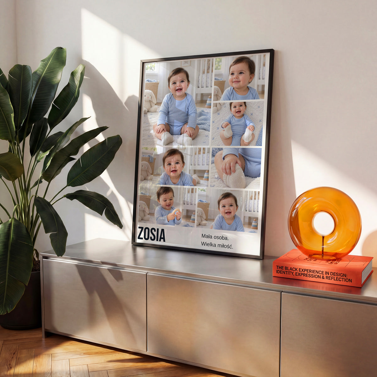 Personalizowany plakat Cały Mój Świat w czarnej ramce na komodzie, z własnym zdjęciem i tekstem | C-PL-BABY-1-2130-NF